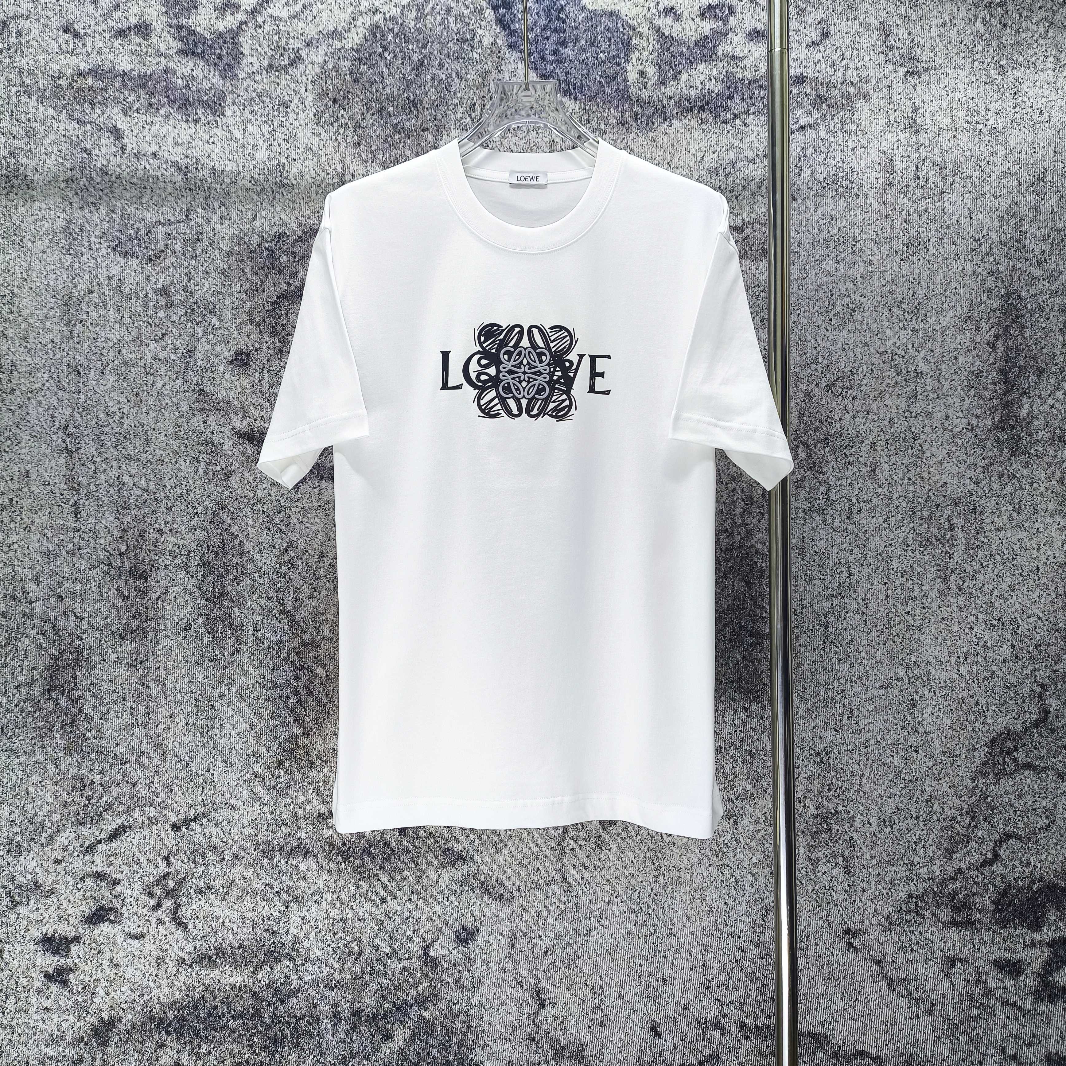 P 90 LOEWE* 罗意威 2026春夏新款 绣花厚板胶➕印花logo 短袖t恤 宽松版型男女同款 尺码 S M L XL XXL 黑色 白色