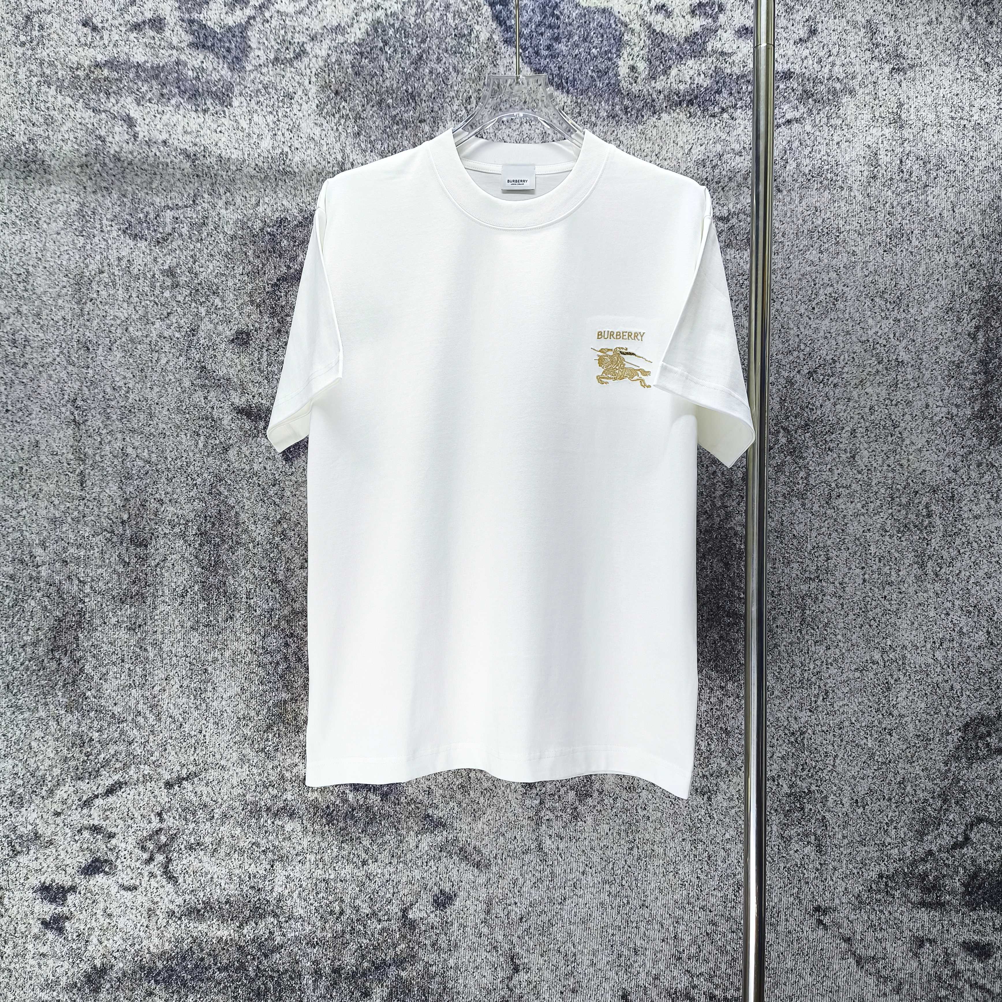P 90 BURBE* Burberry* 2026 primavera y verano nuevo estilo Exquisito logo pequeño bordado Camiseta de manga corta de 30…