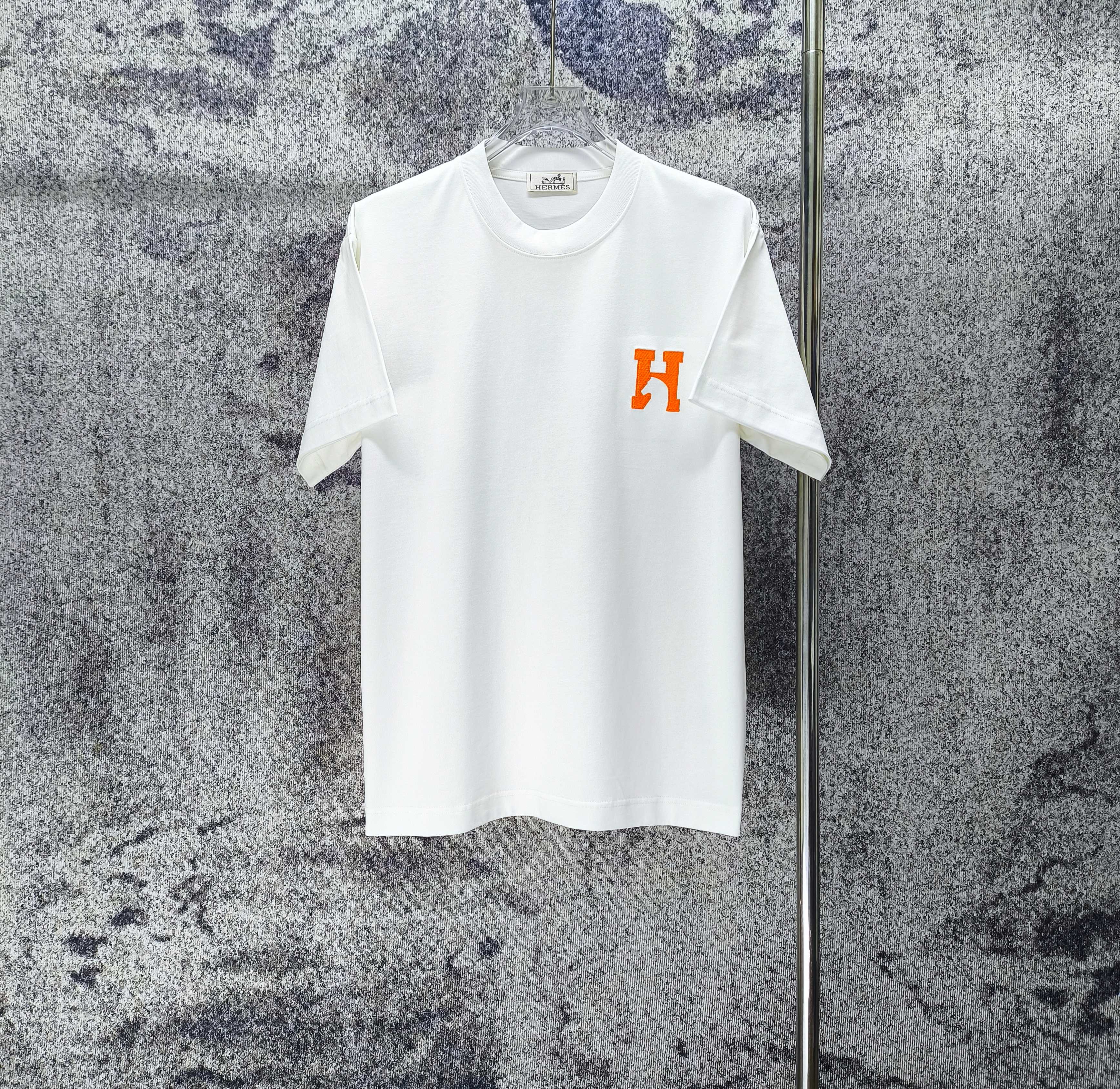 P 90 HERMES* 爱马仕* 2026春夏新款 精致绣花小logo 300g短袖t恤 宽松版型男女同款 尺码 S M L XL XXL 黑色 白色 湖水绿 紫色 浅蓝色