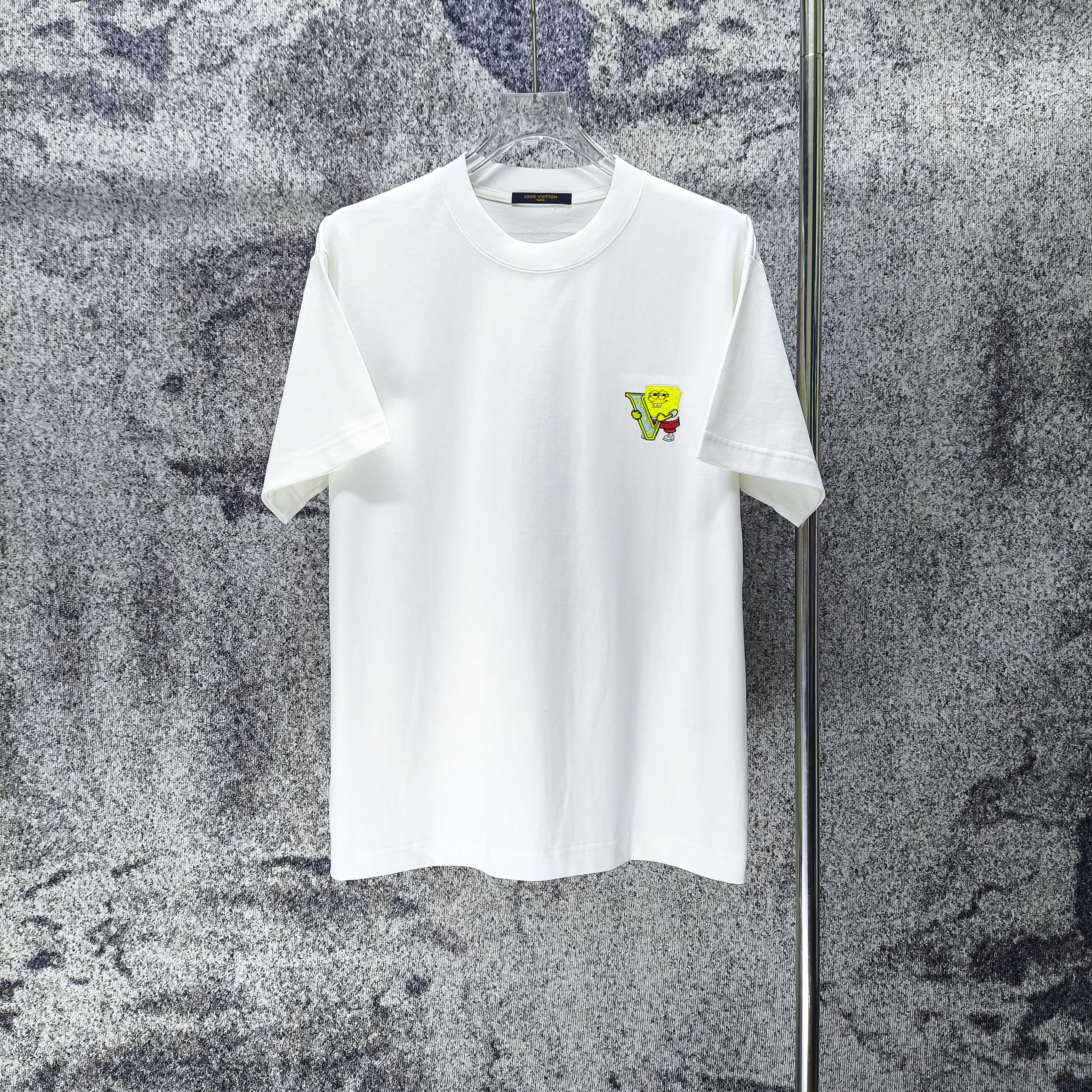 P75 LV* 2026 nuevo modelo, pequeno logo bordado exquisito, camiseta de 300g, corte holgado unisex, tallas S M L XL XXL,…