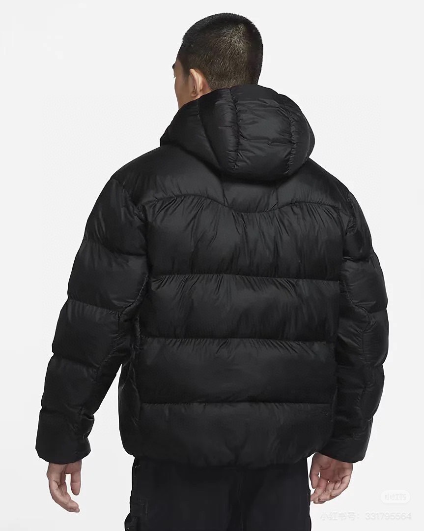 版本🐮货 （此款售后到年后）💰330
 NIKE 耐克ACG系列连帽棉服外套
-面料：原版一比一尼龙面料，面料亲肤保暖，可轻微防雨。
-填充物：100%Primaloft棉。P棉它常被用于户外服装和睡袋等产品的制造。特别是在非极端高海拔的户外活动、秋冬季的户外运动以及日常生活中，P棉制品因其轻便、保暖和透气的特性而备受欢迎。特别是最高等级的金标P棉，其保暖性能可达到625蓬羽绒的水平。
-辅料：原版购入开发，原版一比一定制的小标，领标，水洗，吊牌，拉链，五金等。两侧拉链口袋，一侧拉头上带有ACG标识的小地球挂饰，一侧还有ACG标识的金属三角挂钩，完全还原原版，细节才能彰显品质。
-工艺：原版分解，从裁剪，拼接，到缝制工艺完全原版一比一。虽然是棉服，但是蓬松度和保暖度绝对不输羽绒服，上身有型，轻便。连帽设计，帽子里也填充有棉，帽子里还设计有棉的挡风条，戴上帽子之后风一点儿也进不来！
-介绍：整件衣服上身稍微宽松，立体裁剪，连帽款式，媲美700蓬的蓬松度，上身非常简洁潮流。北方冬天那么长，想必大家也穿够了96校服了吧，这款棉服在北方，防寒也绝不是问题，放心购入！
color：黑色
size：S-XL
S胸围114 肩宽52 衣长68
M胸围118 肩宽53 衣长70
L胸围122 肩宽54 衣长72
XL胸围126 肩宽55 衣长74