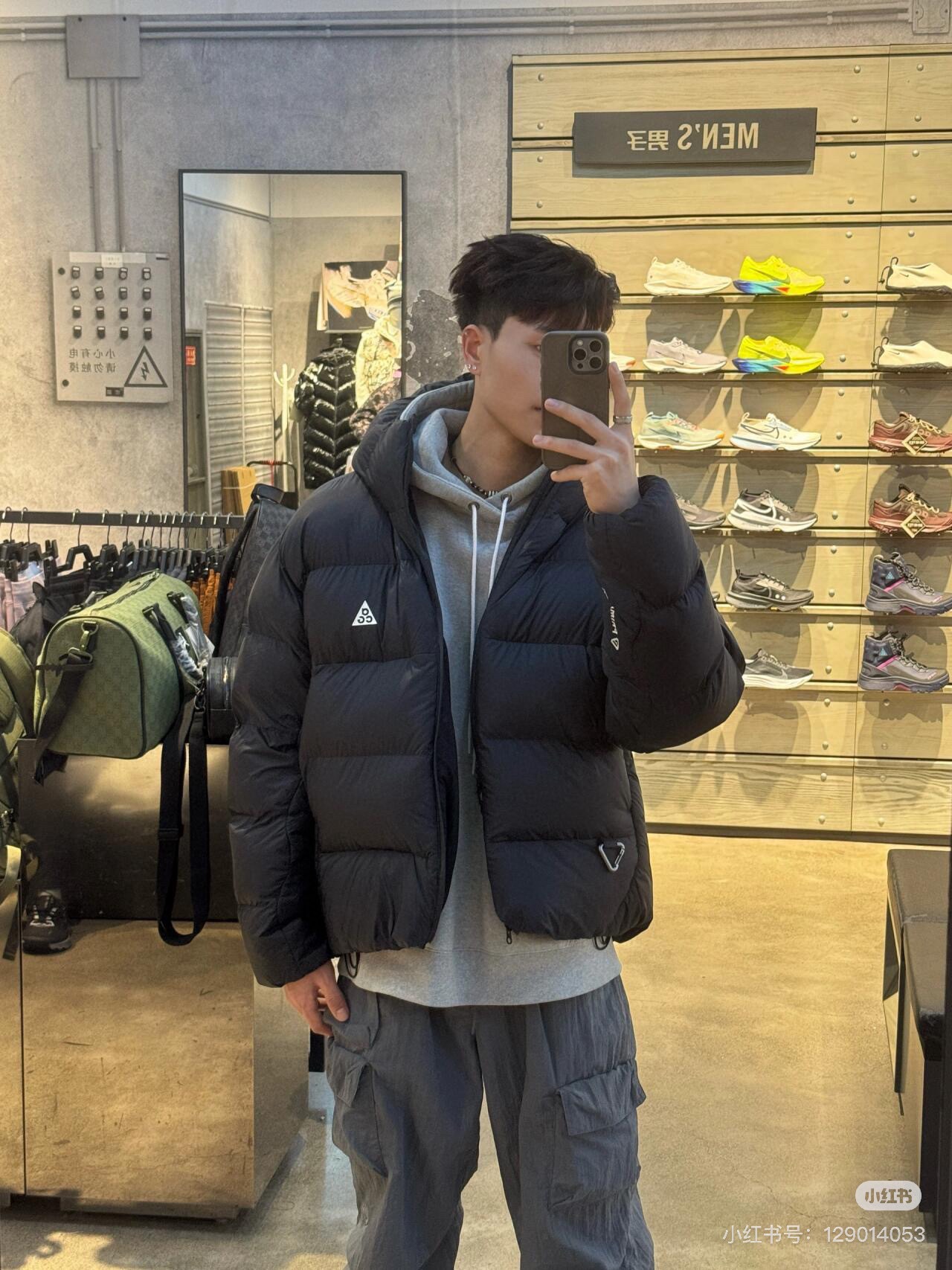 版本🐮货 （此款售后到年后）💰330
 NIKE 耐克ACG系列连帽棉服外套
-面料：原版一比一尼龙面料，面料亲肤保暖，可轻微防雨。
-填充物：100%Primaloft棉。P棉它常被用于户外服装和睡袋等产品的制造。特别是在非极端高海拔的户外活动、秋冬季的户外运动以及日常生活中，P棉制品因其轻便、保暖和透气的特性而备受欢迎。特别是最高等级的金标P棉，其保暖性能可达到625蓬羽绒的水平。
-辅料：原版购入开发，原版一比一定制的小标，领标，水洗，吊牌，拉链，五金等。两侧拉链口袋，一侧拉头上带有ACG标识的小地球挂饰，一侧还有ACG标识的金属三角挂钩，完全还原原版，细节才能彰显品质。
-工艺：原版分解，从裁剪，拼接，到缝制工艺完全原版一比一。虽然是棉服，但是蓬松度和保暖度绝对不输羽绒服，上身有型，轻便。连帽设计，帽子里也填充有棉，帽子里还设计有棉的挡风条，戴上帽子之后风一点儿也进不来！
-介绍：整件衣服上身稍微宽松，立体裁剪，连帽款式，媲美700蓬的蓬松度，上身非常简洁潮流。北方冬天那么长，想必大家也穿够了96校服了吧，这款棉服在北方，防寒也绝不是问题，放心购入！
color：黑色
size：S-XL
S胸围114 肩宽52 衣长68
M胸围118 肩宽53 衣长70
L胸围122 肩宽54 衣长72
XL胸围126 肩宽55 衣长74