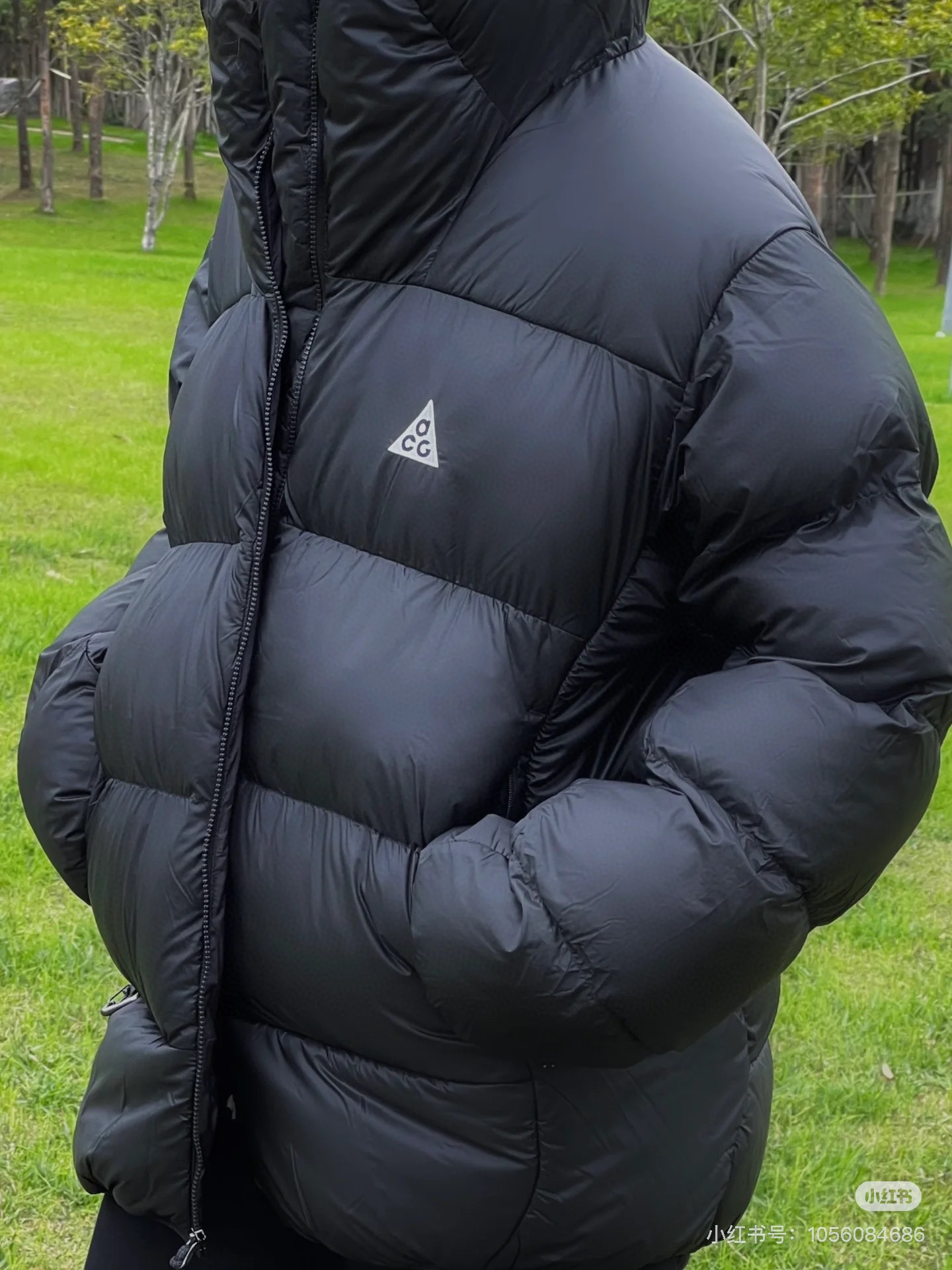 版本🐮货 （此款售后到年后）💰330
 NIKE 耐克ACG系列连帽棉服外套
-面料：原版一比一尼龙面料，面料亲肤保暖，可轻微防雨。
-填充物：100%Primaloft棉。P棉它常被用于户外服装和睡袋等产品的制造。特别是在非极端高海拔的户外活动、秋冬季的户外运动以及日常生活中，P棉制品因其轻便、保暖和透气的特性而备受欢迎。特别是最高等级的金标P棉，其保暖性能可达到625蓬羽绒的水平。
-辅料：原版购入开发，原版一比一定制的小标，领标，水洗，吊牌，拉链，五金等。两侧拉链口袋，一侧拉头上带有ACG标识的小地球挂饰，一侧还有ACG标识的金属三角挂钩，完全还原原版，细节才能彰显品质。
-工艺：原版分解，从裁剪，拼接，到缝制工艺完全原版一比一。虽然是棉服，但是蓬松度和保暖度绝对不输羽绒服，上身有型，轻便。连帽设计，帽子里也填充有棉，帽子里还设计有棉的挡风条，戴上帽子之后风一点儿也进不来！
-介绍：整件衣服上身稍微宽松，立体裁剪，连帽款式，媲美700蓬的蓬松度，上身非常简洁潮流。北方冬天那么长，想必大家也穿够了96校服了吧，这款棉服在北方，防寒也绝不是问题，放心购入！
color：黑色
size：S-XL
S胸围114 肩宽52 衣长68
M胸围118 肩宽53 衣长70
L胸围122 肩宽54 衣长72
XL胸围126 肩宽55 衣长74