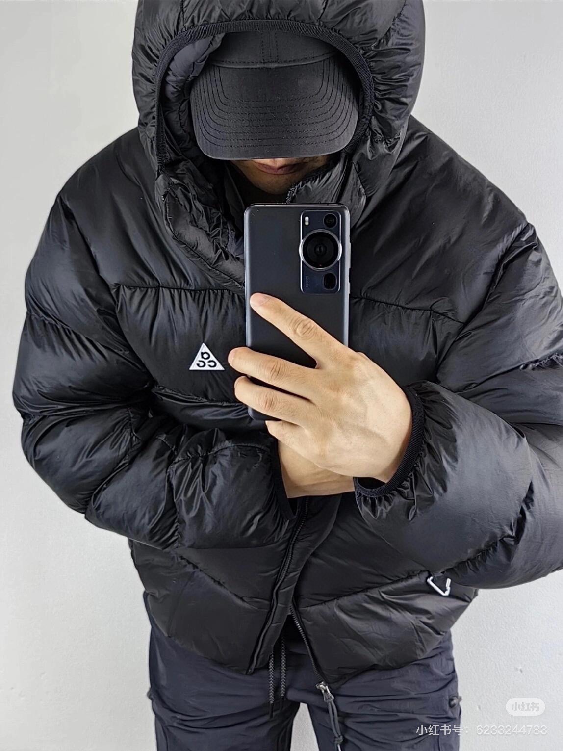 版本🐮货 （此款售后到年后）💰330
 NIKE 耐克ACG系列连帽棉服外套
-面料：原版一比一尼龙面料，面料亲肤保暖，可轻微防雨。
-填充物：100%Primaloft棉。P棉它常被用于户外服装和睡袋等产品的制造。特别是在非极端高海拔的户外活动、秋冬季的户外运动以及日常生活中，P棉制品因其轻便、保暖和透气的特性而备受欢迎。特别是最高等级的金标P棉，其保暖性能可达到625蓬羽绒的水平。
-辅料：原版购入开发，原版一比一定制的小标，领标，水洗，吊牌，拉链，五金等。两侧拉链口袋，一侧拉头上带有ACG标识的小地球挂饰，一侧还有ACG标识的金属三角挂钩，完全还原原版，细节才能彰显品质。
-工艺：原版分解，从裁剪，拼接，到缝制工艺完全原版一比一。虽然是棉服，但是蓬松度和保暖度绝对不输羽绒服，上身有型，轻便。连帽设计，帽子里也填充有棉，帽子里还设计有棉的挡风条，戴上帽子之后风一点儿也进不来！
-介绍：整件衣服上身稍微宽松，立体裁剪，连帽款式，媲美700蓬的蓬松度，上身非常简洁潮流。北方冬天那么长，想必大家也穿够了96校服了吧，这款棉服在北方，防寒也绝不是问题，放心购入！
color：黑色
size：S-XL
S胸围114 肩宽52 衣长68
M胸围118 肩宽53 衣长70
L胸围122 肩宽54 衣长72
XL胸围126 肩宽55 衣长74