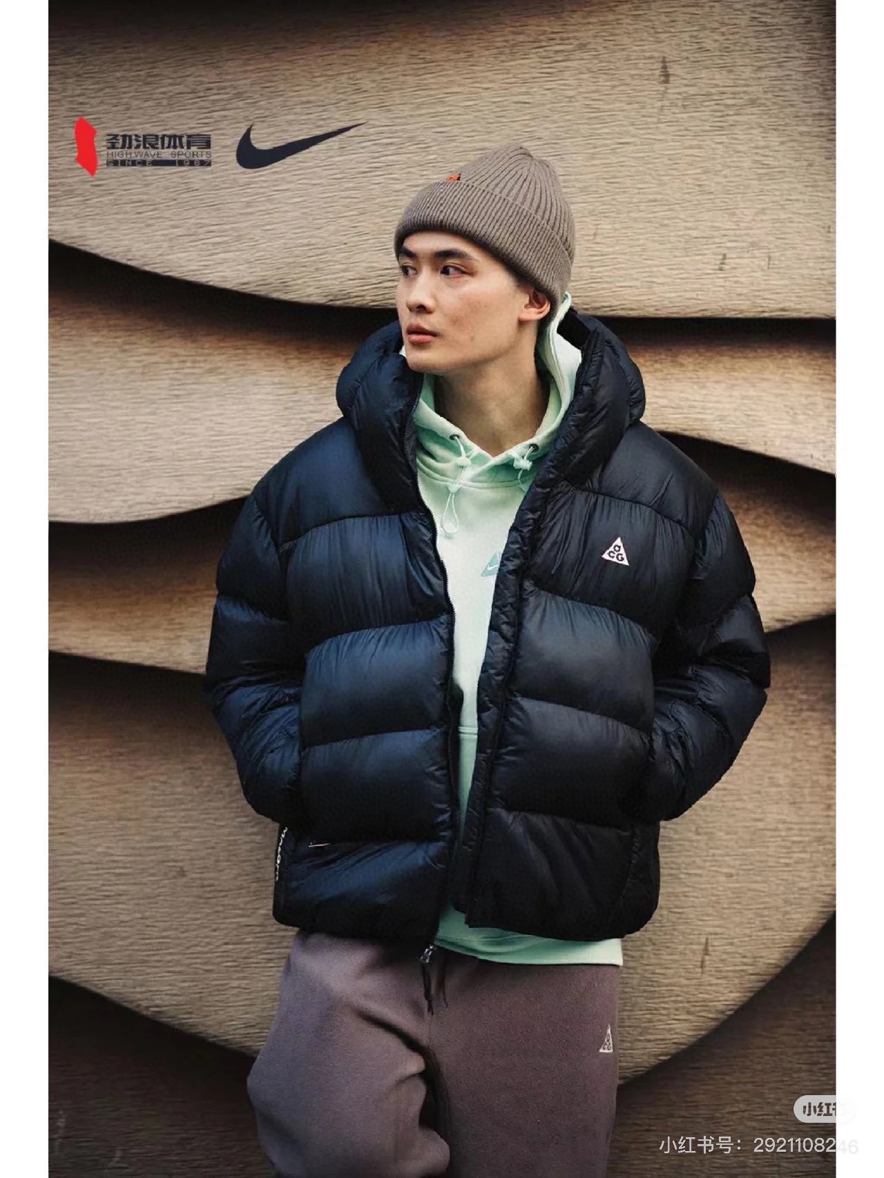 版本🐮货 （此款售后到年后）💰330
 NIKE 耐克ACG系列连帽棉服外套
-面料：原版一比一尼龙面料，面料亲肤保暖，可轻微防雨。
-填充物：100%Primaloft棉。P棉它常被用于户外服装和睡袋等产品的制造。特别是在非极端高海拔的户外活动、秋冬季的户外运动以及日常生活中，P棉制品因其轻便、保暖和透气的特性而备受欢迎。特别是最高等级的金标P棉，其保暖性能可达到625蓬羽绒的水平。
-辅料：原版购入开发，原版一比一定制的小标，领标，水洗，吊牌，拉链，五金等。两侧拉链口袋，一侧拉头上带有ACG标识的小地球挂饰，一侧还有ACG标识的金属三角挂钩，完全还原原版，细节才能彰显品质。
-工艺：原版分解，从裁剪，拼接，到缝制工艺完全原版一比一。虽然是棉服，但是蓬松度和保暖度绝对不输羽绒服，上身有型，轻便。连帽设计，帽子里也填充有棉，帽子里还设计有棉的挡风条，戴上帽子之后风一点儿也进不来！
-介绍：整件衣服上身稍微宽松，立体裁剪，连帽款式，媲美700蓬的蓬松度，上身非常简洁潮流。北方冬天那么长，想必大家也穿够了96校服了吧，这款棉服在北方，防寒也绝不是问题，放心购入！
color：黑色
size：S-XL
S胸围114 肩宽52 衣长68
M胸围118 肩宽53 衣长70
L胸围122 肩宽54 衣长72
XL胸围126 肩宽55 衣长74