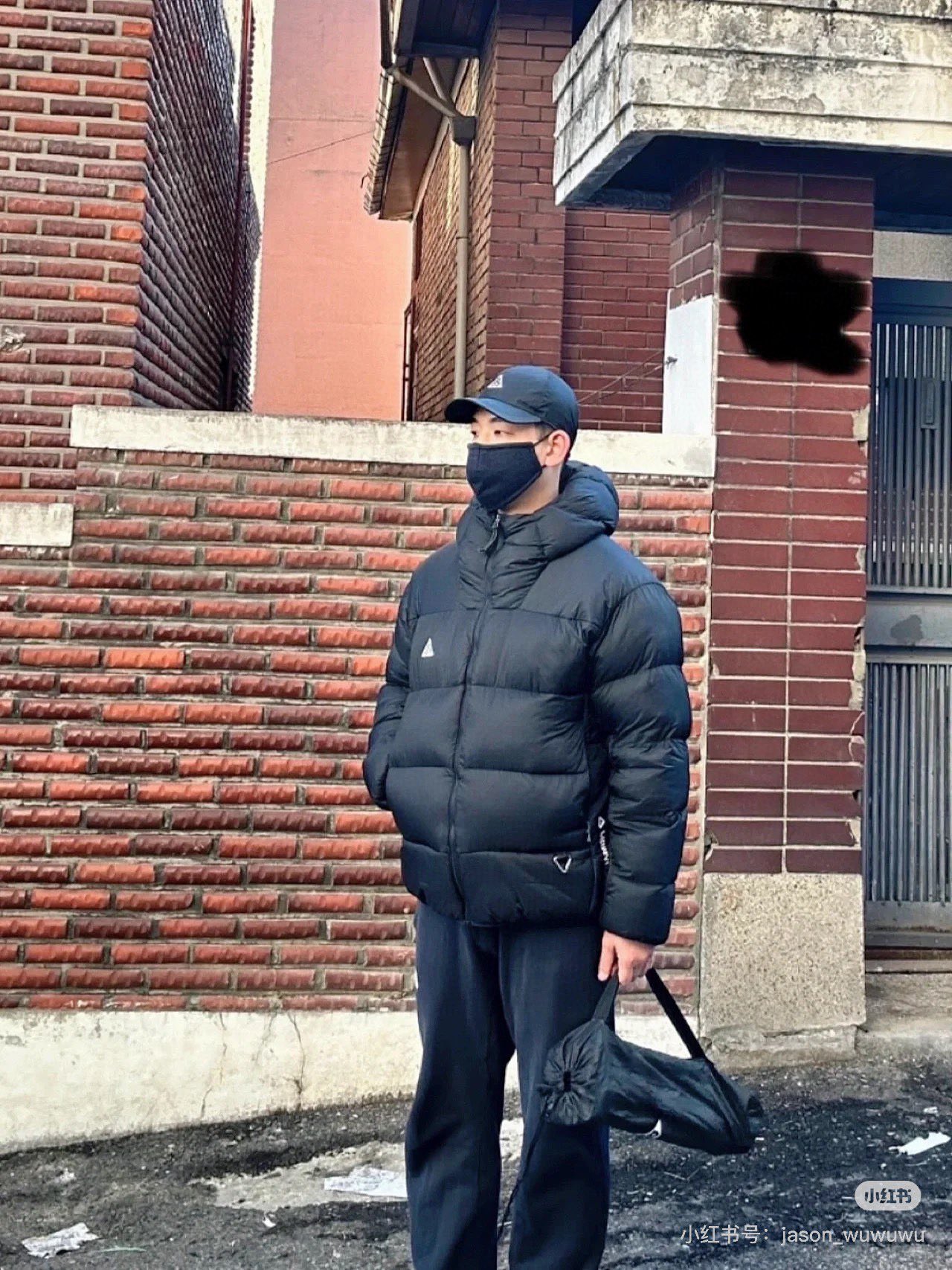 版本🐮货 （此款售后到年后）💰330
 NIKE 耐克ACG系列连帽棉服外套
-面料：原版一比一尼龙面料，面料亲肤保暖，可轻微防雨。
-填充物：100%Primaloft棉。P棉它常被用于户外服装和睡袋等产品的制造。特别是在非极端高海拔的户外活动、秋冬季的户外运动以及日常生活中，P棉制品因其轻便、保暖和透气的特性而备受欢迎。特别是最高等级的金标P棉，其保暖性能可达到625蓬羽绒的水平。
-辅料：原版购入开发，原版一比一定制的小标，领标，水洗，吊牌，拉链，五金等。两侧拉链口袋，一侧拉头上带有ACG标识的小地球挂饰，一侧还有ACG标识的金属三角挂钩，完全还原原版，细节才能彰显品质。
-工艺：原版分解，从裁剪，拼接，到缝制工艺完全原版一比一。虽然是棉服，但是蓬松度和保暖度绝对不输羽绒服，上身有型，轻便。连帽设计，帽子里也填充有棉，帽子里还设计有棉的挡风条，戴上帽子之后风一点儿也进不来！
-介绍：整件衣服上身稍微宽松，立体裁剪，连帽款式，媲美700蓬的蓬松度，上身非常简洁潮流。北方冬天那么长，想必大家也穿够了96校服了吧，这款棉服在北方，防寒也绝不是问题，放心购入！
color：黑色
size：S-XL
S胸围114 肩宽52 衣长68
M胸围118 肩宽53 衣长70
L胸围122 肩宽54 衣长72
XL胸围126 肩宽55 衣长74