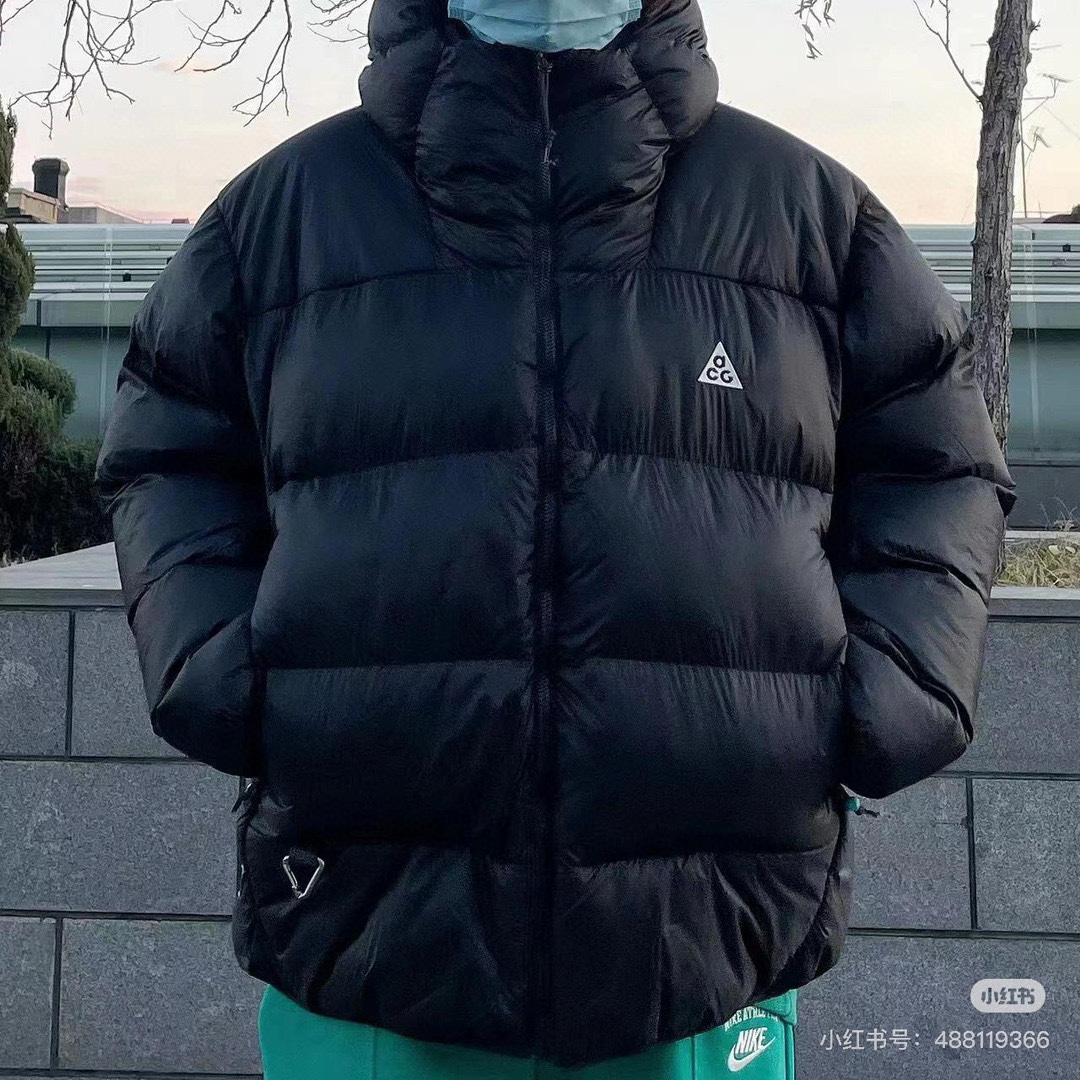版本🐮货 （此款售后到年后）💰330
 NIKE 耐克ACG系列连帽棉服外套
-面料：原版一比一尼龙面料，面料亲肤保暖，可轻微防雨。
-填充物：100%Primaloft棉。P棉它常被用于户外服装和睡袋等产品的制造。特别是在非极端高海拔的户外活动、秋冬季的户外运动以及日常生活中，P棉制品因其轻便、保暖和透气的特性而备受欢迎。特别是最高等级的金标P棉，其保暖性能可达到625蓬羽绒的水平。
-辅料：原版购入开发，原版一比一定制的小标，领标，水洗，吊牌，拉链，五金等。两侧拉链口袋，一侧拉头上带有ACG标识的小地球挂饰，一侧还有ACG标识的金属三角挂钩，完全还原原版，细节才能彰显品质。
-工艺：原版分解，从裁剪，拼接，到缝制工艺完全原版一比一。虽然是棉服，但是蓬松度和保暖度绝对不输羽绒服，上身有型，轻便。连帽设计，帽子里也填充有棉，帽子里还设计有棉的挡风条，戴上帽子之后风一点儿也进不来！
-介绍：整件衣服上身稍微宽松，立体裁剪，连帽款式，媲美700蓬的蓬松度，上身非常简洁潮流。北方冬天那么长，想必大家也穿够了96校服了吧，这款棉服在北方，防寒也绝不是问题，放心购入！
color：黑色
size：S-XL
S胸围114 肩宽52 衣长68
M胸围118 肩宽53 衣长70
L胸围122 肩宽54 衣长72
XL胸围126 肩宽55 衣长74
