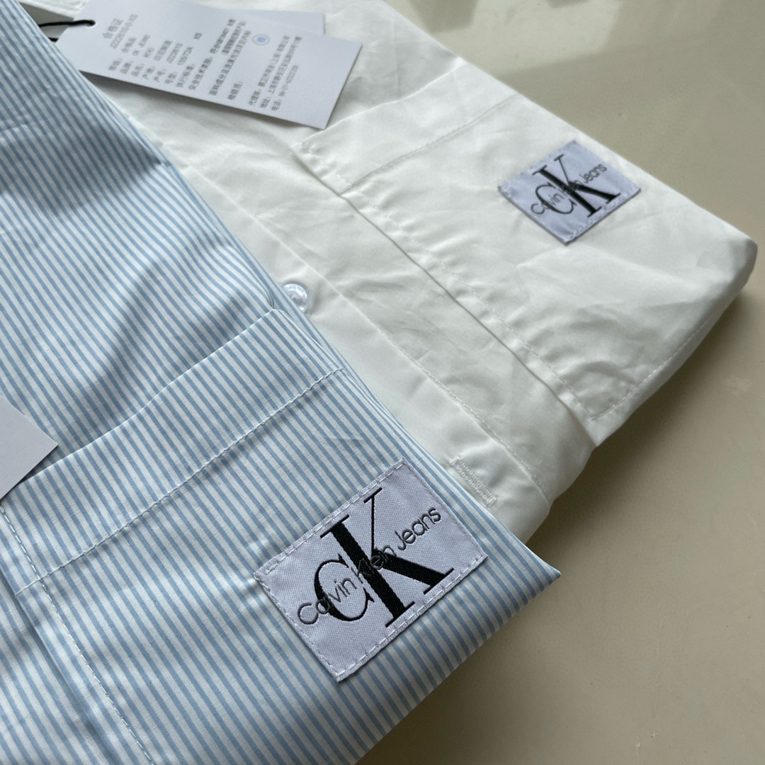 同图不同板,禁发平台版本,随意对比 💰230 CK/Calvin Klein Jeans 布标贴袋休闲宽松长袖衬衫 🏃♂️🏃♀️男女同款!
CK衬衫也太好看了吧~
单穿/叠层的神器!
面料轻薄、非常适合夏天
松弛感十足、而且超级减龄
宽松的版型巨遮肉
搭配牛仔裤或者短裙都非常nice
▪️面料
官网购入原版定制原版纯棉透气衬衫面料
条纹款定制原版一致条纹
▪️辅料
拆解开模定制带logo CK字样纽扣
吊卡、水洗、贴纸、货号均还原原版
155 、90上身XS合身
175、106上身S宽松
Color: 月光白 | 蓝白条
Size: XS S M
肩宽 胸围 衣长 袖长
XS 47 118 73 56
S 49 122 75 57
M 51 126 77 58
