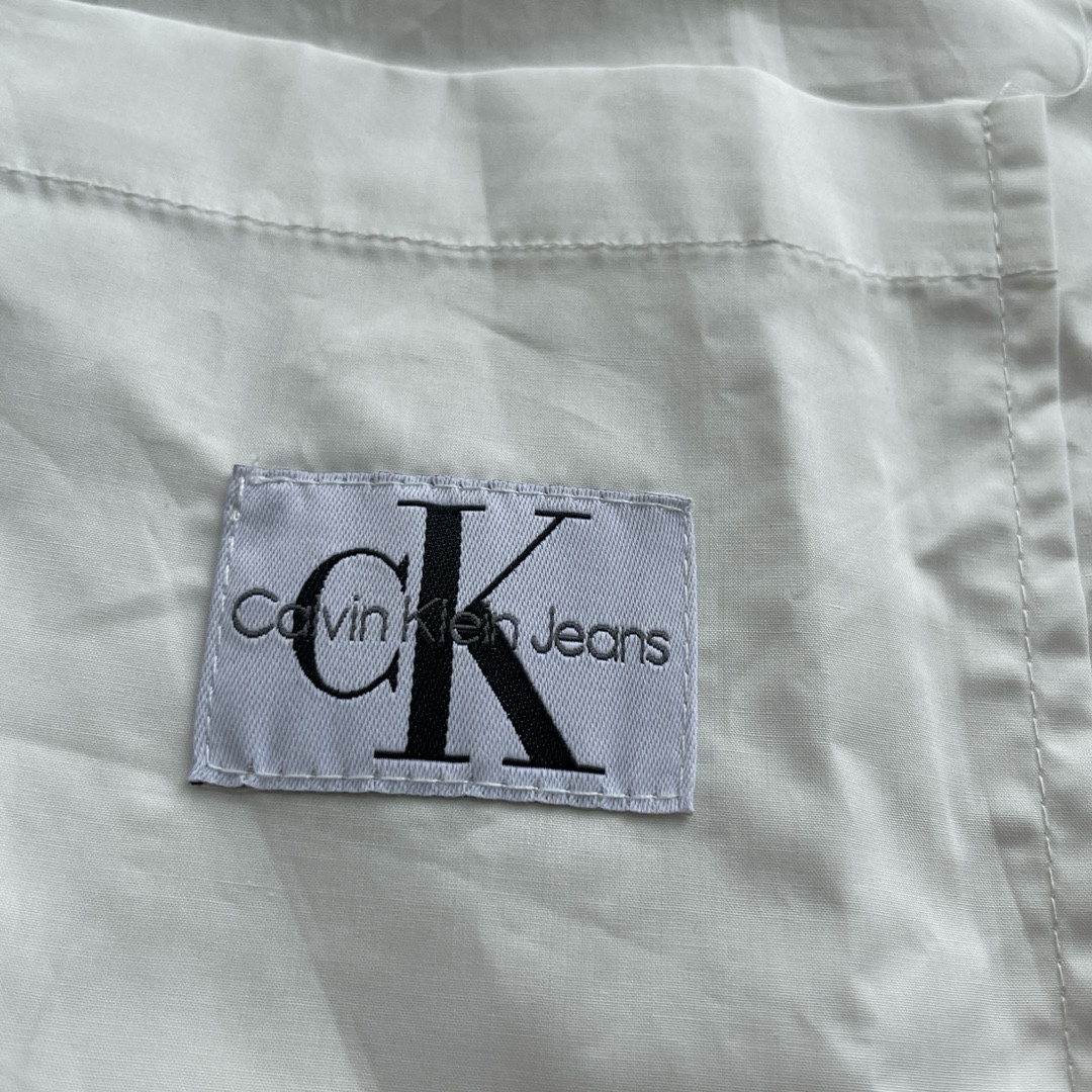 同图不同板,禁发平台版本,随意对比 💰230 CK/Calvin Klein Jeans 布标贴袋休闲宽松长袖衬衫 🏃♂️🏃♀️男女同款!
CK衬衫也太好看了吧~
单穿/叠层的神器!
面料轻薄、非常适合夏天
松弛感十足、而且超级减龄
宽松的版型巨遮肉
搭配牛仔裤或者短裙都非常nice
▪️面料
官网购入原版定制原版纯棉透气衬衫面料
条纹款定制原版一致条纹
▪️辅料
拆解开模定制带logo CK字样纽扣
吊卡、水洗、贴纸、货号均还原原版
155 、90上身XS合身
175、106上身S宽松
Color: 月光白 | 蓝白条
Size: XS S M
肩宽 胸围 衣长 袖长
XS 47 118 73 56
S 49 122 75 57
M 51 126 77 58