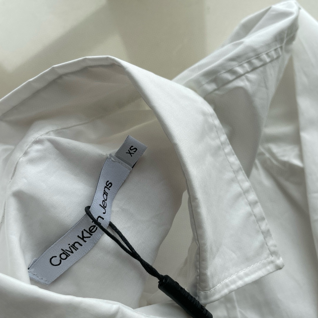 同图不同板,禁发平台版本,随意对比 💰230 CK/Calvin Klein Jeans 布标贴袋休闲宽松长袖衬衫 🏃♂️🏃♀️男女同款!
CK衬衫也太好看了吧~
单穿/叠层的神器!
面料轻薄、非常适合夏天
松弛感十足、而且超级减龄
宽松的版型巨遮肉
搭配牛仔裤或者短裙都非常nice
▪️面料
官网购入原版定制原版纯棉透气衬衫面料
条纹款定制原版一致条纹
▪️辅料
拆解开模定制带logo CK字样纽扣
吊卡、水洗、贴纸、货号均还原原版
155 、90上身XS合身
175、106上身S宽松
Color: 月光白 | 蓝白条
Size: XS S M
肩宽 胸围 衣长 袖长
XS 47 118 73 56
S 49 122 75 57
M 51 126 77 58