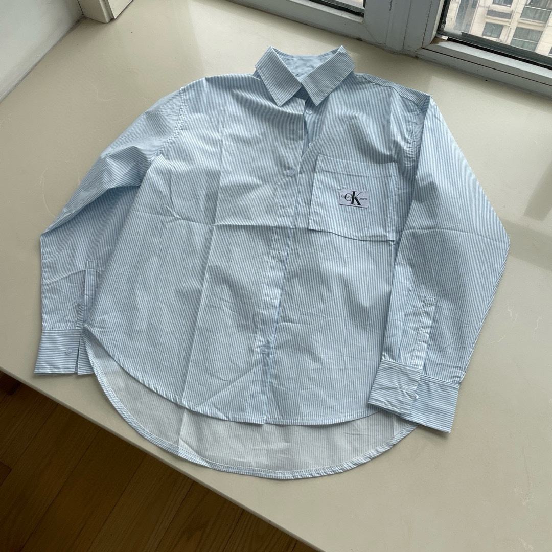 同图不同板,禁发平台版本,随意对比 💰230 CK/Calvin Klein Jeans 布标贴袋休闲宽松长袖衬衫 🏃♂️🏃♀️男女同款!
CK衬衫也太好看了吧~
单穿/叠层的神器!
面料轻薄、非常适合夏天
松弛感十足、而且超级减龄
宽松的版型巨遮肉
搭配牛仔裤或者短裙都非常nice
▪️面料
官网购入原版定制原版纯棉透气衬衫面料
条纹款定制原版一致条纹
▪️辅料
拆解开模定制带logo CK字样纽扣
吊卡、水洗、贴纸、货号均还原原版
155 、90上身XS合身
175、106上身S宽松
Color: 月光白 | 蓝白条
Size: XS S M
肩宽 胸围 衣长 袖长
XS 47 118 73 56
S 49 122 75 57
M 51 126 77 58
