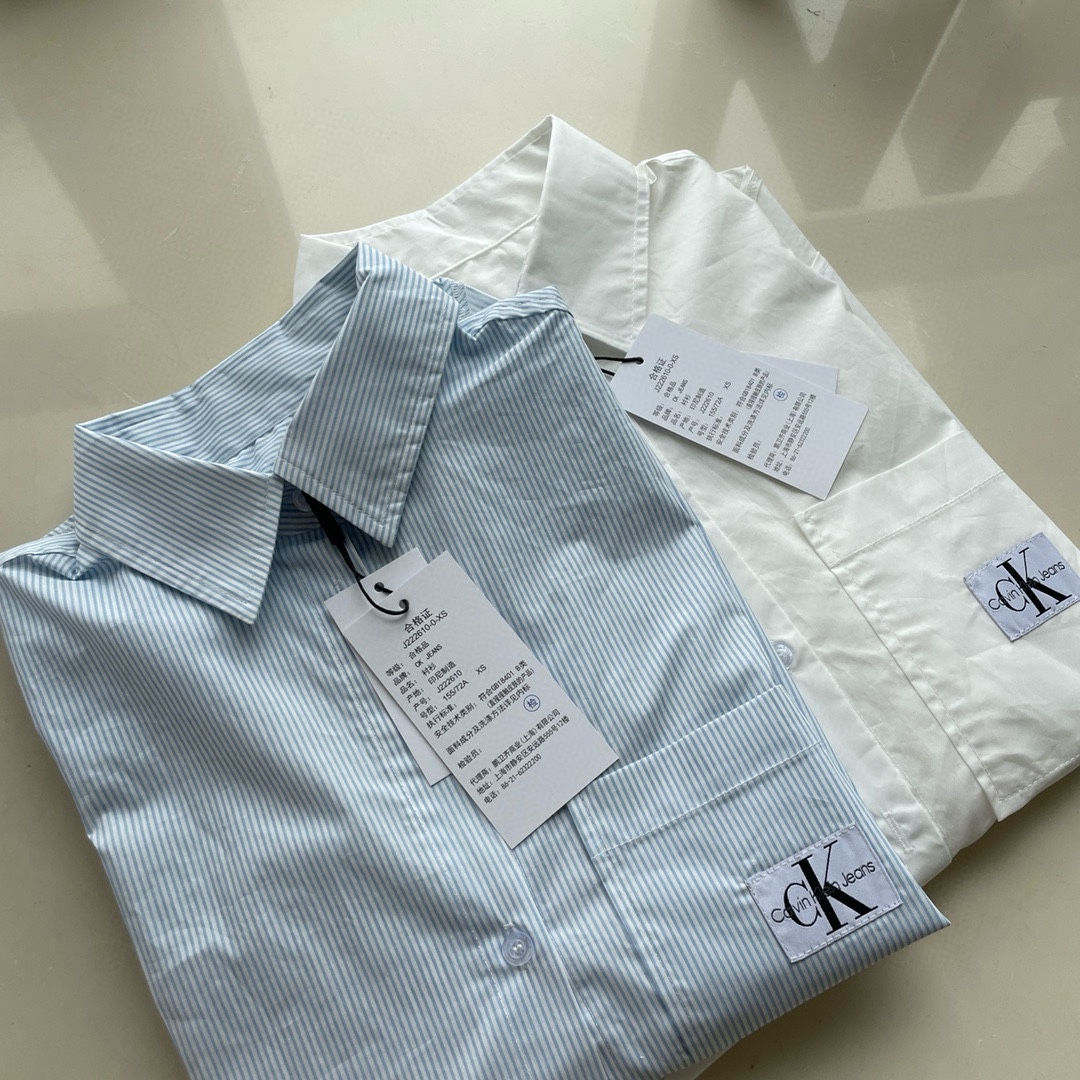 同图不同板,禁发平台版本,随意对比 💰230 CK/Calvin Klein Jeans 布标贴袋休闲宽松长袖衬衫 🏃♂️🏃♀️男女同款!
CK衬衫也太好看了吧~
单穿/叠层的神器!
面料轻薄、非常适合夏天
松弛感十足、而且超级减龄
宽松的版型巨遮肉
搭配牛仔裤或者短裙都非常nice
▪️面料
官网购入原版定制原版纯棉透气衬衫面料
条纹款定制原版一致条纹
▪️辅料
拆解开模定制带logo CK字样纽扣
吊卡、水洗、贴纸、货号均还原原版
155 、90上身XS合身
175、106上身S宽松
Color: 月光白 | 蓝白条
Size: XS S M
肩宽 胸围 衣长 袖长
XS 47 118 73 56
S 49 122 75 57
M 51 126 77 58