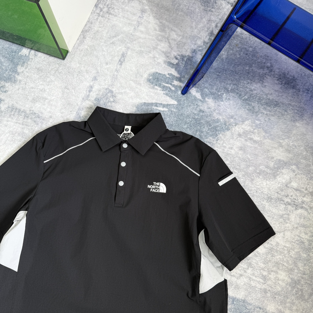 供💰105
北面The North Face 夏季新款综合训练运动健身男士吸湿速干防晒短袖POLO衫！

轻薄透气、必入好货！面料版型做工都极好，采用吸湿性极佳的专业运动面料， 干爽及更耐洗！ 轻盈柔韧且触感柔软，拥有优于棉质的舒适穿着体验，同时具有防晒与吸湿速干的功能性，穿着干爽透气不粘肤、上身清凉感十足！面料纹理光泽极具品质感，上身效果绝对超赞！ 肩膀两侧3M反光条大大提升了品牌的辨识度，可满足不同需求！平时运动 跑步 健身 不可或缺单品！ 

颜色：灰色/黑色 /藏蓝色

尺码：L - 4XL







