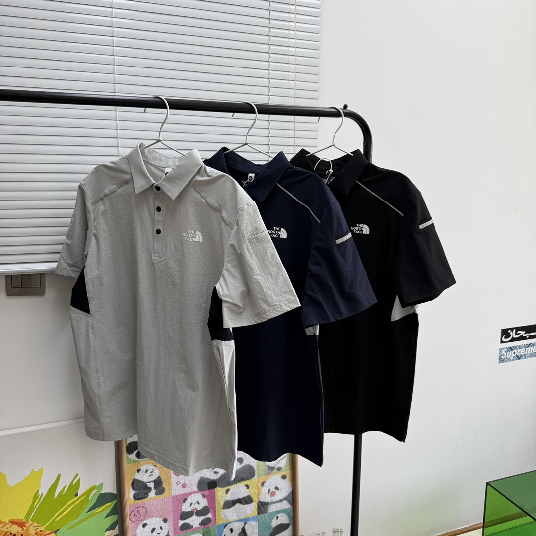 供💰105
北面The North Face 夏季新款综合训练运动健身男士吸湿速干防晒短袖POLO衫！

轻薄透气、必入好货！面料版型做工都极好，采用吸湿性极佳的专业运动面料， 干爽及更耐洗！ 轻盈柔韧且触感柔软，拥有优于棉质的舒适穿着体验，同时具有防晒与吸湿速干的功能性，穿着干爽透气不粘肤、上身清凉感十足！面料纹理光泽极具品质感，上身效果绝对超赞！ 肩膀两侧3M反光条大大提升了品牌的辨识度，可满足不同需求！平时运动 跑步 健身 不可或缺单品！ 

颜色：灰色/黑色 /藏蓝色

尺码：L - 4XL








