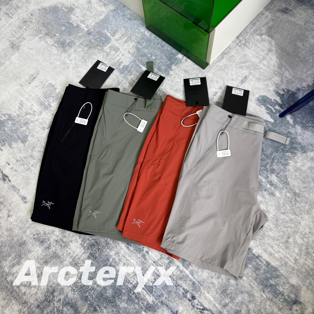 【ARC‘TERYX/ 始祖鸟】夏季新款可调节腰带速干户外跑步徒步通勤功能短裤 轻薄耐磨,保持运动舒适性、科技面料,版型设计独特,更兼具了时尚性和功能性,立体剪裁,裤型设计理念非常舒适便捷,适合休闲运动,轻松徒步,攀爬,登山,训练跑步等多种穿着场景.小微格面料四面弹力,轻盈,凉爽透气,防撕裂三合一面料,将户外专业完美融入到日常休闲的运动中,适用于恶劣条件和炎热的夏季,穿着时活动自然无任何拘束感、日常休闲,版型挺括有型,体验自由伸展零束缚,穿着舒适不勒腰、细节完美. 颜色;黑色 灰白 橘红 雅绿