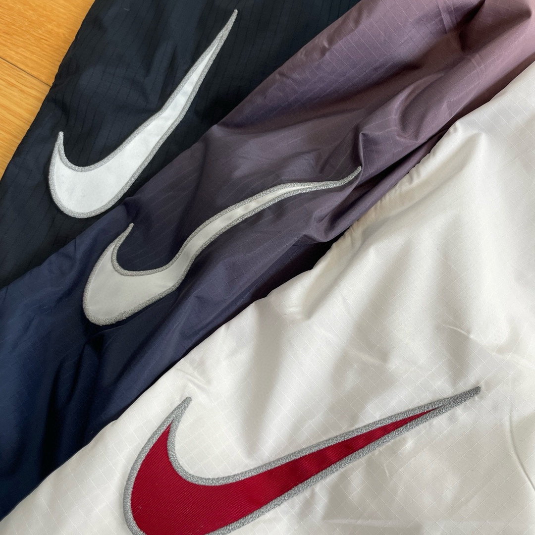 同图不同版，冲🐮货，随意对比 💰265 【反光线版本】Supreme x Nike 联名款SS24 logo宽松半拉链套头夹克外套套装 男女宽松廓版套装
实物质感非常不错 内里网布设计
上身宽松高街范儿 任何身材都能驾驭
渐变色非常有特色 黑色百搭简洁 白色典雅帅气
辅料：全部定制 面料订染 特殊网格 做防水工艺
颜色：黑色 白色 渐变色
尺码： S M L XL （178 150穿M宽松）
S   裤长103     腰围72 臀围 122  
M  裤长105    腰围76  臀围 126
L   裤长107    腰围 80 臀围 130
XL  裤长109  腰围84   臀围 134