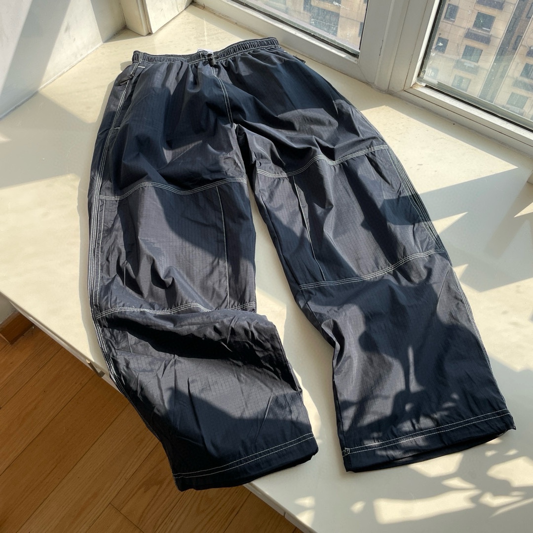 同图不同版，冲🐮货，随意对比 💰265 【反光线版本】Supreme x Nike 联名款SS24 logo宽松半拉链套头夹克外套套装 男女宽松廓版套装
实物质感非常不错 内里网布设计
上身宽松高街范儿 任何身材都能驾驭
渐变色非常有特色 黑色百搭简洁 白色典雅帅气
辅料：全部定制 面料订染 特殊网格 做防水工艺
颜色：黑色 白色 渐变色
尺码： S M L XL （178 150穿M宽松）
S   裤长103     腰围72 臀围 122  
M  裤长105    腰围76  臀围 126
L   裤长107    腰围 80 臀围 130
XL  裤长109  腰围84   臀围 134