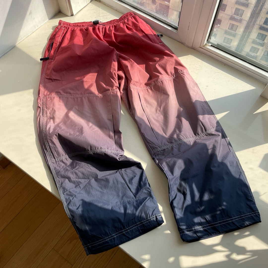 同图不同版，冲🐮货，随意对比 💰265 【反光线版本】Supreme x Nike 联名款SS24 logo宽松半拉链套头夹克外套套装 男女宽松廓版套装
实物质感非常不错 内里网布设计
上身宽松高街范儿 任何身材都能驾驭
渐变色非常有特色 黑色百搭简洁 白色典雅帅气
辅料：全部定制 面料订染 特殊网格 做防水工艺
颜色：黑色 白色 渐变色
尺码： S M L XL （178 150穿M宽松）
S   裤长103     腰围72 臀围 122  
M  裤长105    腰围76  臀围 126
L   裤长107    腰围 80 臀围 130
XL  裤长109  腰围84   臀围 134
