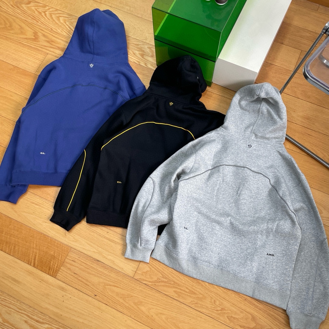 同图不同版，冲🐮货，随意对比 💰235  Nike x Drake NOCTA系列联名卫衣
-采用380克高克重加绒面料立体硅胶印花大身牙线反光工艺
颜色：黑色蓝色灰色
尺码：S-XL
          S        M        L        XL
衣长  65       67       69       71
胸围  102      106      110      114
袖长  80        82        83     84
肩宽   52       54       56       58