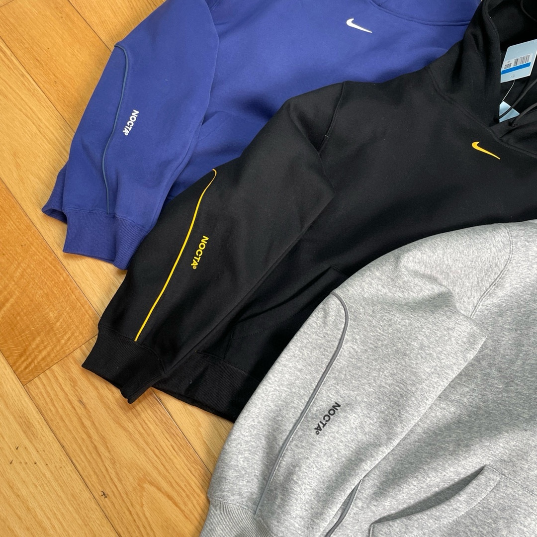 同图不同版，冲🐮货，随意对比 💰235  Nike x Drake NOCTA系列联名卫衣
-采用380克高克重加绒面料立体硅胶印花大身牙线反光工艺
颜色：黑色蓝色灰色
尺码：S-XL
          S        M        L        XL
衣长  65       67       69       71
胸围  102      106      110      114
袖长  80        82        83     84
肩宽   52       54       56       58