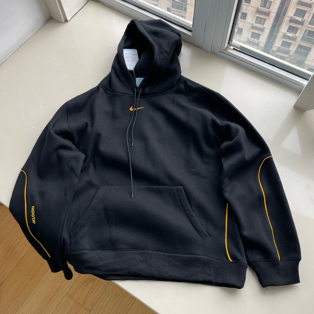 同图不同版，冲🐮货，随意对比 💰235  Nike x Drake NOCTA系列联名卫衣
-采用380克高克重加绒面料立体硅胶印花大身牙线反光工艺
颜色：黑色蓝色灰色
尺码：S-XL
          S        M        L        XL
衣长  65       67       69       71
胸围  102      106      110      114
袖长  80        82        83     84
肩宽   52       54       56       58
