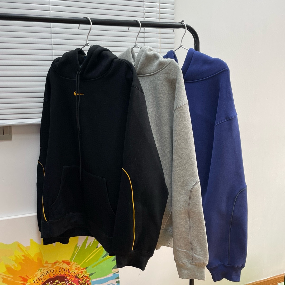 同图不同版，冲🐮货，随意对比 💰235  Nike x Drake NOCTA系列联名卫衣
-采用380克高克重加绒面料立体硅胶印花大身牙线反光工艺
颜色：黑色蓝色灰色
尺码：S-XL
          S        M        L        XL
衣长  65       67       69       71
胸围  102      106      110      114
袖长  80        82        83     84
肩宽   52       54       56       58