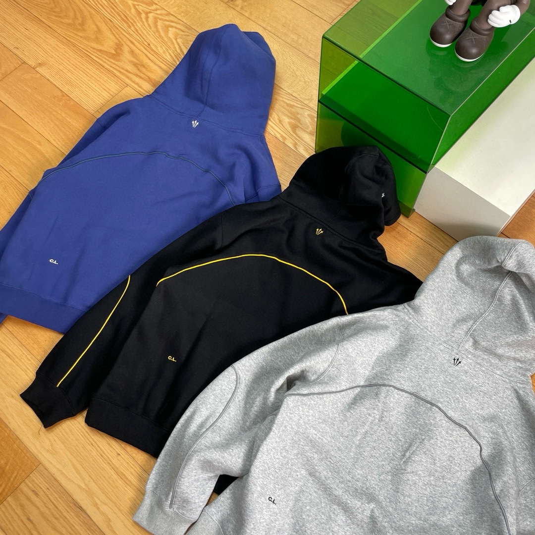 同图不同版，冲🐮货，随意对比 💰235  Nike x Drake NOCTA系列联名卫衣
-采用380克高克重加绒面料立体硅胶印花大身牙线反光工艺
颜色：黑色蓝色灰色
尺码：S-XL
          S        M        L        XL
衣长  65       67       69       71
胸围  102      106      110      114
袖长  80        82        83     84
肩宽   52       54       56       58