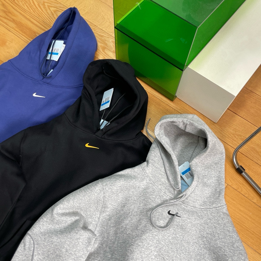 同图不同版，冲🐮货，随意对比 💰235  Nike x Drake NOCTA系列联名卫衣
-采用380克高克重加绒面料立体硅胶印花大身牙线反光工艺
颜色：黑色蓝色灰色
尺码：S-XL
          S        M        L        XL
衣长  65       67       69       71
胸围  102      106      110      114
袖长  80        82        83     84
肩宽   52       54       56       58
