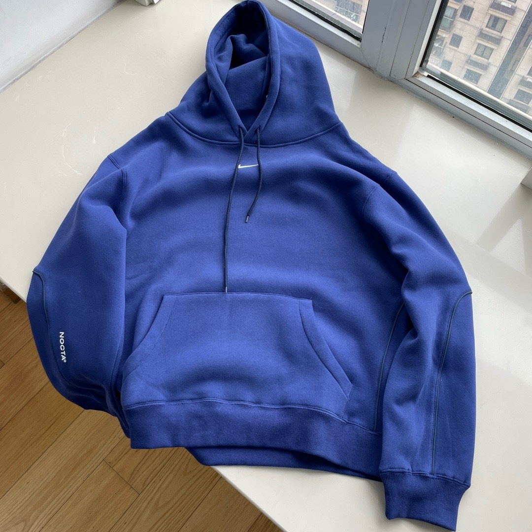 同图不同版，冲🐮货，随意对比 💰235  Nike x Drake NOCTA系列联名卫衣
-采用380克高克重加绒面料立体硅胶印花大身牙线反光工艺
颜色：黑色蓝色灰色
尺码：S-XL
          S        M        L        XL
衣长  65       67       69       71
胸围  102      106      110      114
袖长  80        82        83     84
肩宽   52       54       56       58