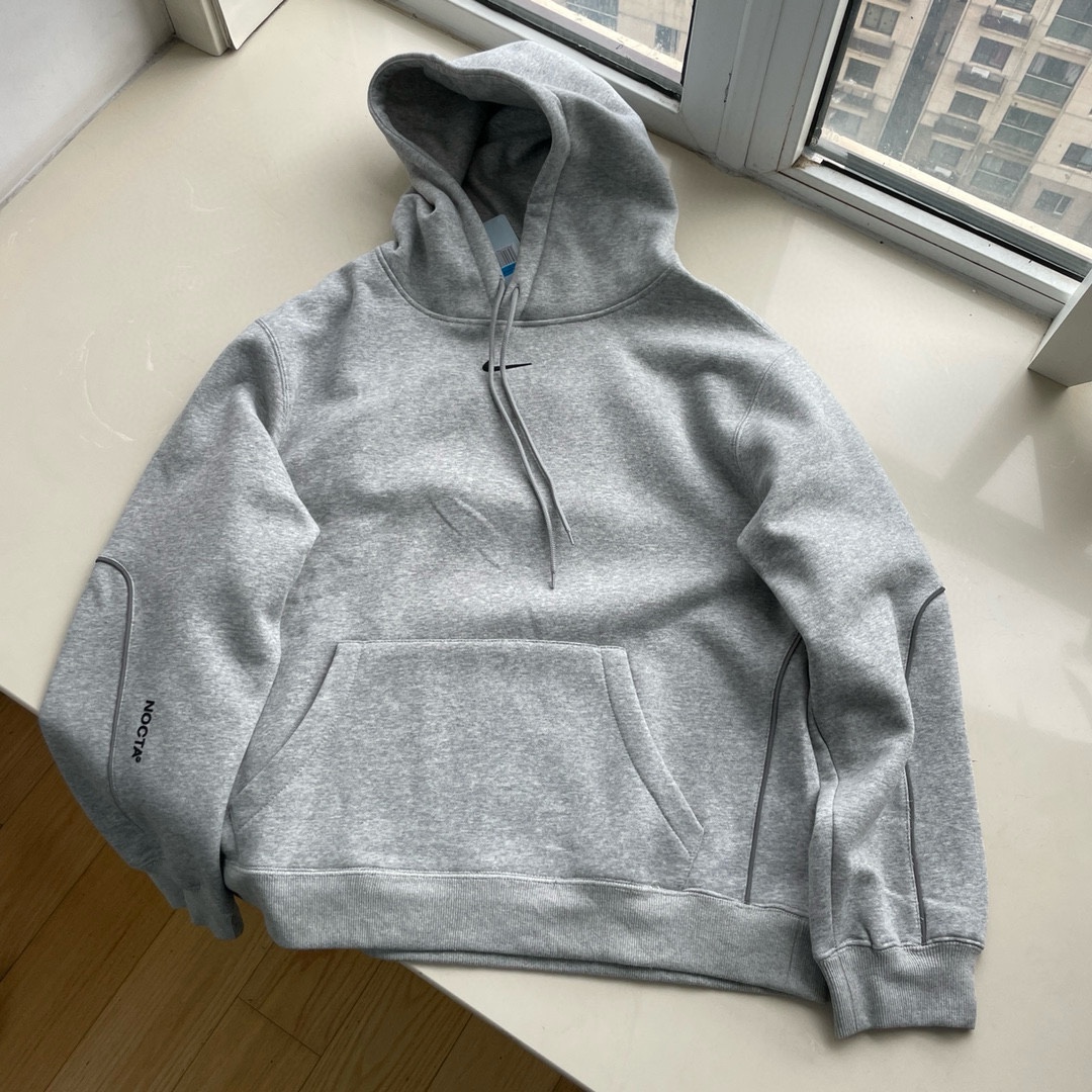 同图不同版，冲🐮货，随意对比 💰235  Nike x Drake NOCTA系列联名卫衣
-采用380克高克重加绒面料立体硅胶印花大身牙线反光工艺
颜色：黑色蓝色灰色
尺码：S-XL
          S        M        L        XL
衣长  65       67       69       71
胸围  102      106      110      114
袖长  80        82        83     84
肩宽   52       54       56       58