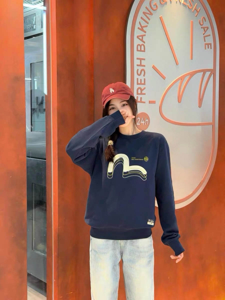 模特图
供P140  EVISU 福神男士海鸥和家花印花百搭情侣短款卫衣男
线上700+
福神海鸥和家花印花毛圈卫衣！妥妥的高货！跟牛仔裤一样来自贸易渠道！
可惜吊牌没有保留！水洗主标齐全！下摆福神布标点缀！纯棉毛圈面料，经过重水洗工衣，带一点做旧感，水洗后面料手感软糯亲肤舒适！
廓形剪裁，上身效果显瘦有型！
颜色：藏青 卡其
尺码：M到XXL

M 衣长70 胸围 107袖长65适合110-130斤
L   衣长71 胸围112袖长66适合130-150斤
XL衣长73 胸围119袖长67适合150-170斤
XXL衣长74 胸围127袖长68适合170-190斤