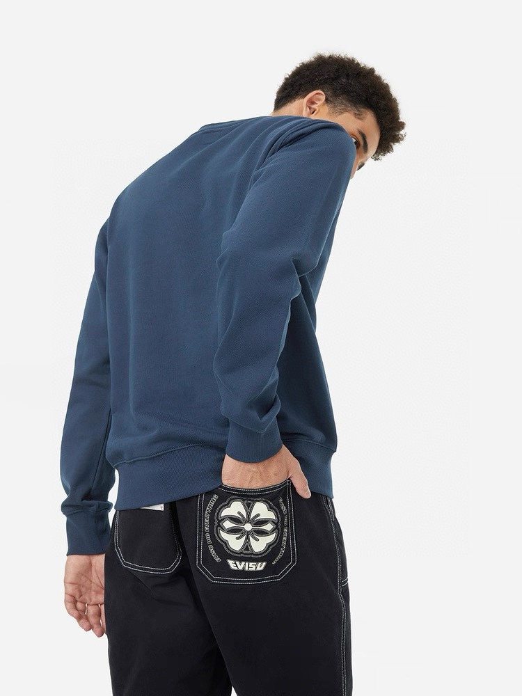 模特图
供P140  EVISU 福神男士海鸥和家花印花百搭情侣短款卫衣男
线上700+
福神海鸥和家花印花毛圈卫衣！妥妥的高货！跟牛仔裤一样来自贸易渠道！
可惜吊牌没有保留！水洗主标齐全！下摆福神布标点缀！纯棉毛圈面料，经过重水洗工衣，带一点做旧感，水洗后面料手感软糯亲肤舒适！
廓形剪裁，上身效果显瘦有型！
颜色：藏青 卡其
尺码：M到XXL

M 衣长70 胸围 107袖长65适合110-130斤
L   衣长71 胸围112袖长66适合130-150斤
XL衣长73 胸围119袖长67适合150-170斤
XXL衣长74 胸围127袖长68适合170-190斤