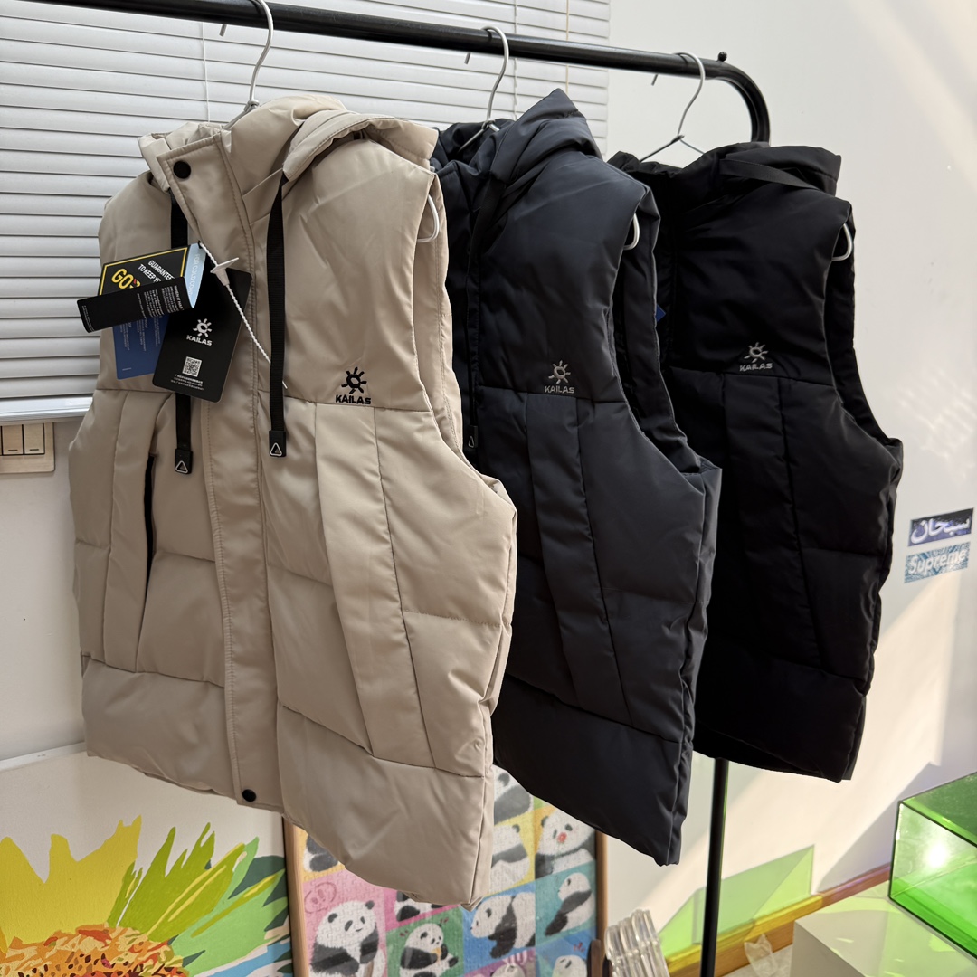 💰145kailas凯乐石户外机能刺绣款户外马甲
当户外机能与日常美学相遇,凯乐石这款刺绣款马甲便有了超越场景的穿搭价值。甄选品牌标志性longue saison面料,将轻盈质感与强效保暖精妙融合——哑光雾面的外观自带低调高级感,告别浮夸反光,无论是城市通勤还是轻徒步,都能自然融入各种场景。内衬特意选用lon léger brillant材质,触感柔软亲肤,带来无负担的穿着体验,即便贴身搭配也舒适自在,从内到外锁住温暖,抵御微凉天气。
设计上藏着对经典的致敬与革新:延续Moner系列的时尚基因,短款廓形利落不压身高,轻松优化身材比例,男女同款的设定让情侣搭配或好友同穿都毫无违和感;衣袖贴袋的细节设计,既是对Maya系列的经典呼应,又增添了实用收纳空间,让小物件随手可及。胸前重工田岛刺绣的品牌logo,没有多余装饰,却以精湛工艺彰显品质感,成为低调中的点
三款经典配色——沉稳黑色、百搭米白、质感深灰色,轻松适配不同穿搭风格与场合;从L到4XL的多尺码覆盖,让不同身形都能找到合适的选择。无论是城市日常通勤、周末户外露营,还是短途徒步旅行,这款马甲都能兼顾时尚感与实用性,让你在保持温暖舒适的同时,轻松拿捏随性高级的穿搭
⚠️颜色:黑色 米白 深灰色
尺码: L XL 2XL 3XL 4XL