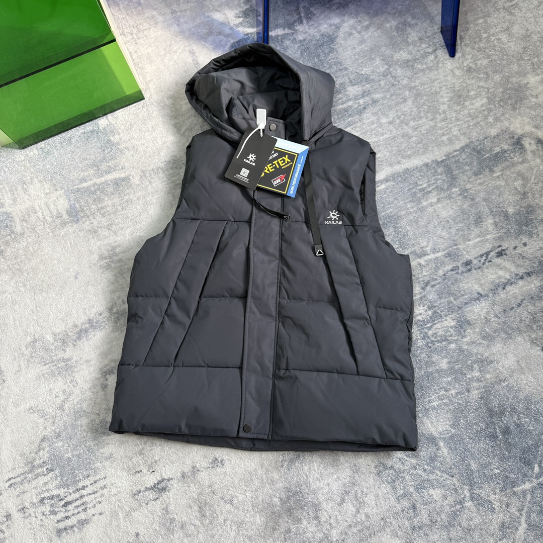 💰145kailas凯乐石户外机能刺绣款户外马甲
当户外机能与日常美学相遇,凯乐石这款刺绣款马甲便有了超越场景的穿搭价值。甄选品牌标志性longue saison面料,将轻盈质感与强效保暖精妙融合——哑光雾面的外观自带低调高级感,告别浮夸反光,无论是城市通勤还是轻徒步,都能自然融入各种场景。内衬特意选用lon léger brillant材质,触感柔软亲肤,带来无负担的穿着体验,即便贴身搭配也舒适自在,从内到外锁住温暖,抵御微凉天气。
设计上藏着对经典的致敬与革新:延续Moner系列的时尚基因,短款廓形利落不压身高,轻松优化身材比例,男女同款的设定让情侣搭配或好友同穿都毫无违和感;衣袖贴袋的细节设计,既是对Maya系列的经典呼应,又增添了实用收纳空间,让小物件随手可及。胸前重工田岛刺绣的品牌logo,没有多余装饰,却以精湛工艺彰显品质感,成为低调中的点
三款经典配色——沉稳黑色、百搭米白、质感深灰色,轻松适配不同穿搭风格与场合;从L到4XL的多尺码覆盖,让不同身形都能找到合适的选择。无论是城市日常通勤、周末户外露营,还是短途徒步旅行,这款马甲都能兼顾时尚感与实用性,让你在保持温暖舒适的同时,轻松拿捏随性高级的穿搭
⚠️颜色:黑色 米白 深灰色
尺码: L XL 2XL 3XL 4XL