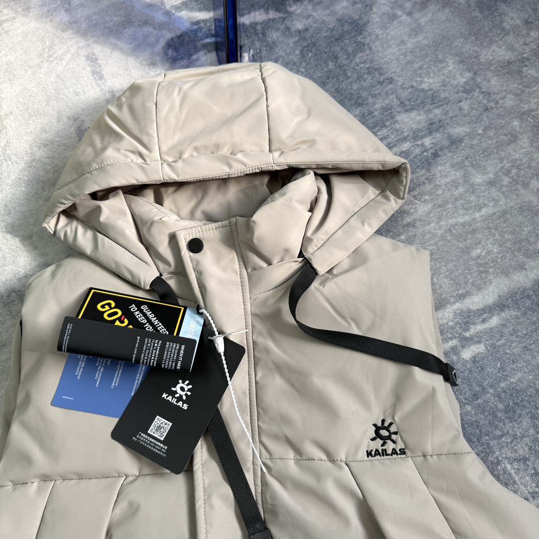 💰145kailas凯乐石户外机能刺绣款户外马甲
当户外机能与日常美学相遇,凯乐石这款刺绣款马甲便有了超越场景的穿搭价值。甄选品牌标志性longue saison面料,将轻盈质感与强效保暖精妙融合——哑光雾面的外观自带低调高级感,告别浮夸反光,无论是城市通勤还是轻徒步,都能自然融入各种场景。内衬特意选用lon léger brillant材质,触感柔软亲肤,带来无负担的穿着体验,即便贴身搭配也舒适自在,从内到外锁住温暖,抵御微凉天气。
设计上藏着对经典的致敬与革新:延续Moner系列的时尚基因,短款廓形利落不压身高,轻松优化身材比例,男女同款的设定让情侣搭配或好友同穿都毫无违和感;衣袖贴袋的细节设计,既是对Maya系列的经典呼应,又增添了实用收纳空间,让小物件随手可及。胸前重工田岛刺绣的品牌logo,没有多余装饰,却以精湛工艺彰显品质感,成为低调中的点
三款经典配色——沉稳黑色、百搭米白、质感深灰色,轻松适配不同穿搭风格与场合;从L到4XL的多尺码覆盖,让不同身形都能找到合适的选择。无论是城市日常通勤、周末户外露营,还是短途徒步旅行,这款马甲都能兼顾时尚感与实用性,让你在保持温暖舒适的同时,轻松拿捏随性高级的穿搭
⚠️颜色:黑色 米白 深灰色
尺码: L XL 2XL 3XL 4XL