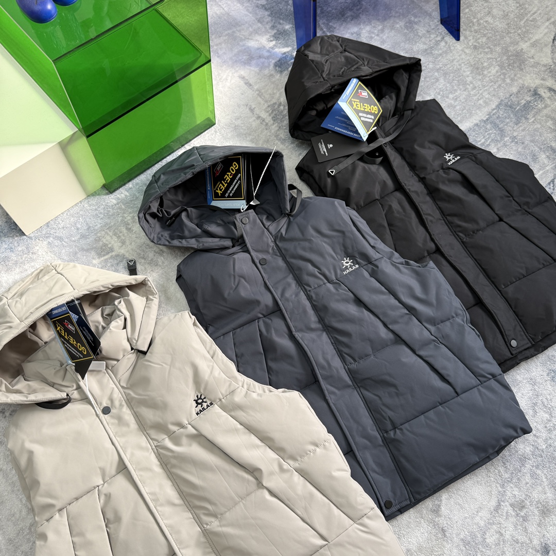 💰145kailas凯乐石户外机能刺绣款户外马甲
当户外机能与日常美学相遇,凯乐石这款刺绣款马甲便有了超越场景的穿搭价值。甄选品牌标志性longue saison面料,将轻盈质感与强效保暖精妙融合——哑光雾面的外观自带低调高级感,告别浮夸反光,无论是城市通勤还是轻徒步,都能自然融入各种场景。内衬特意选用lon léger brillant材质,触感柔软亲肤,带来无负担的穿着体验,即便贴身搭配也舒适自在,从内到外锁住温暖,抵御微凉天气。
设计上藏着对经典的致敬与革新:延续Moner系列的时尚基因,短款廓形利落不压身高,轻松优化身材比例,男女同款的设定让情侣搭配或好友同穿都毫无违和感;衣袖贴袋的细节设计,既是对Maya系列的经典呼应,又增添了实用收纳空间,让小物件随手可及。胸前重工田岛刺绣的品牌logo,没有多余装饰,却以精湛工艺彰显品质感,成为低调中的点
三款经典配色——沉稳黑色、百搭米白、质感深灰色,轻松适配不同穿搭风格与场合;从L到4XL的多尺码覆盖,让不同身形都能找到合适的选择。无论是城市日常通勤、周末户外露营,还是短途徒步旅行,这款马甲都能兼顾时尚感与实用性,让你在保持温暖舒适的同时,轻松拿捏随性高级的穿搭
⚠️颜色:黑色 米白 深灰色
尺码: L XL 2XL 3XL 4XL