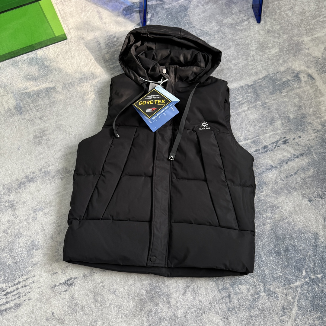 💰145kailas凯乐石户外机能刺绣款户外马甲
当户外机能与日常美学相遇,凯乐石这款刺绣款马甲便有了超越场景的穿搭价值。甄选品牌标志性longue saison面料,将轻盈质感与强效保暖精妙融合——哑光雾面的外观自带低调高级感,告别浮夸反光,无论是城市通勤还是轻徒步,都能自然融入各种场景。内衬特意选用lon léger brillant材质,触感柔软亲肤,带来无负担的穿着体验,即便贴身搭配也舒适自在,从内到外锁住温暖,抵御微凉天气。
设计上藏着对经典的致敬与革新:延续Moner系列的时尚基因,短款廓形利落不压身高,轻松优化身材比例,男女同款的设定让情侣搭配或好友同穿都毫无违和感;衣袖贴袋的细节设计,既是对Maya系列的经典呼应,又增添了实用收纳空间,让小物件随手可及。胸前重工田岛刺绣的品牌logo,没有多余装饰,却以精湛工艺彰显品质感,成为低调中的点
三款经典配色——沉稳黑色、百搭米白、质感深灰色,轻松适配不同穿搭风格与场合;从L到4XL的多尺码覆盖,让不同身形都能找到合适的选择。无论是城市日常通勤、周末户外露营,还是短途徒步旅行,这款马甲都能兼顾时尚感与实用性,让你在保持温暖舒适的同时,轻松拿捏随性高级的穿搭
⚠️颜色:黑色 米白 深灰色
尺码: L XL 2XL 3XL 4XL