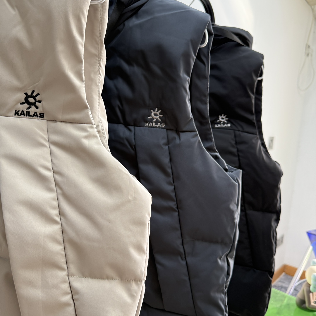 💰145kailas凯乐石户外机能刺绣款户外马甲
当户外机能与日常美学相遇,凯乐石这款刺绣款马甲便有了超越场景的穿搭价值。甄选品牌标志性longue saison面料,将轻盈质感与强效保暖精妙融合——哑光雾面的外观自带低调高级感,告别浮夸反光,无论是城市通勤还是轻徒步,都能自然融入各种场景。内衬特意选用lon léger brillant材质,触感柔软亲肤,带来无负担的穿着体验,即便贴身搭配也舒适自在,从内到外锁住温暖,抵御微凉天气。
设计上藏着对经典的致敬与革新:延续Moner系列的时尚基因,短款廓形利落不压身高,轻松优化身材比例,男女同款的设定让情侣搭配或好友同穿都毫无违和感;衣袖贴袋的细节设计,既是对Maya系列的经典呼应,又增添了实用收纳空间,让小物件随手可及。胸前重工田岛刺绣的品牌logo,没有多余装饰,却以精湛工艺彰显品质感,成为低调中的点
三款经典配色——沉稳黑色、百搭米白、质感深灰色,轻松适配不同穿搭风格与场合;从L到4XL的多尺码覆盖,让不同身形都能找到合适的选择。无论是城市日常通勤、周末户外露营,还是短途徒步旅行,这款马甲都能兼顾时尚感与实用性,让你在保持温暖舒适的同时,轻松拿捏随性高级的穿搭
⚠️颜色:黑色 米白 深灰色
尺码: L XL 2XL 3XL 4XL
