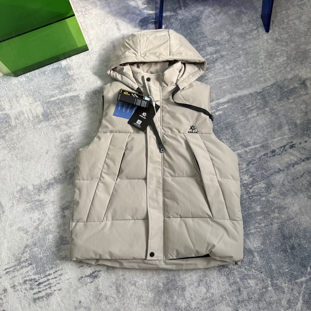 💰145kailas凯乐石户外机能刺绣款户外马甲
当户外机能与日常美学相遇,凯乐石这款刺绣款马甲便有了超越场景的穿搭价值。甄选品牌标志性longue saison面料,将轻盈质感与强效保暖精妙融合——哑光雾面的外观自带低调高级感,告别浮夸反光,无论是城市通勤还是轻徒步,都能自然融入各种场景。内衬特意选用lon léger brillant材质,触感柔软亲肤,带来无负担的穿着体验,即便贴身搭配也舒适自在,从内到外锁住温暖,抵御微凉天气。
设计上藏着对经典的致敬与革新:延续Moner系列的时尚基因,短款廓形利落不压身高,轻松优化身材比例,男女同款的设定让情侣搭配或好友同穿都毫无违和感;衣袖贴袋的细节设计,既是对Maya系列的经典呼应,又增添了实用收纳空间,让小物件随手可及。胸前重工田岛刺绣的品牌logo,没有多余装饰,却以精湛工艺彰显品质感,成为低调中的点
三款经典配色——沉稳黑色、百搭米白、质感深灰色,轻松适配不同穿搭风格与场合;从L到4XL的多尺码覆盖,让不同身形都能找到合适的选择。无论是城市日常通勤、周末户外露营,还是短途徒步旅行,这款马甲都能兼顾时尚感与实用性,让你在保持温暖舒适的同时,轻松拿捏随性高级的穿搭
⚠️颜色:黑色 米白 深灰色
尺码: L XL 2XL 3XL 4XL