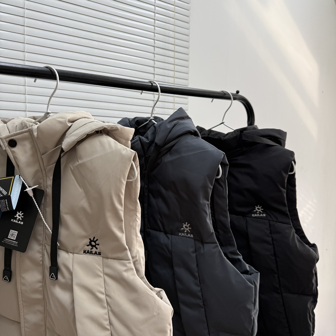 💰145kailas凯乐石户外机能刺绣款户外马甲
当户外机能与日常美学相遇,凯乐石这款刺绣款马甲便有了超越场景的穿搭价值。甄选品牌标志性longue saison面料,将轻盈质感与强效保暖精妙融合——哑光雾面的外观自带低调高级感,告别浮夸反光,无论是城市通勤还是轻徒步,都能自然融入各种场景。内衬特意选用lon léger brillant材质,触感柔软亲肤,带来无负担的穿着体验,即便贴身搭配也舒适自在,从内到外锁住温暖,抵御微凉天气。
设计上藏着对经典的致敬与革新:延续Moner系列的时尚基因,短款廓形利落不压身高,轻松优化身材比例,男女同款的设定让情侣搭配或好友同穿都毫无违和感;衣袖贴袋的细节设计,既是对Maya系列的经典呼应,又增添了实用收纳空间,让小物件随手可及。胸前重工田岛刺绣的品牌logo,没有多余装饰,却以精湛工艺彰显品质感,成为低调中的点
三款经典配色——沉稳黑色、百搭米白、质感深灰色,轻松适配不同穿搭风格与场合;从L到4XL的多尺码覆盖,让不同身形都能找到合适的选择。无论是城市日常通勤、周末户外露营,还是短途徒步旅行,这款马甲都能兼顾时尚感与实用性,让你在保持温暖舒适的同时,轻松拿捏随性高级的穿搭
⚠️颜色:黑色 米白 深灰色
尺码: L XL 2XL 3XL 4XL