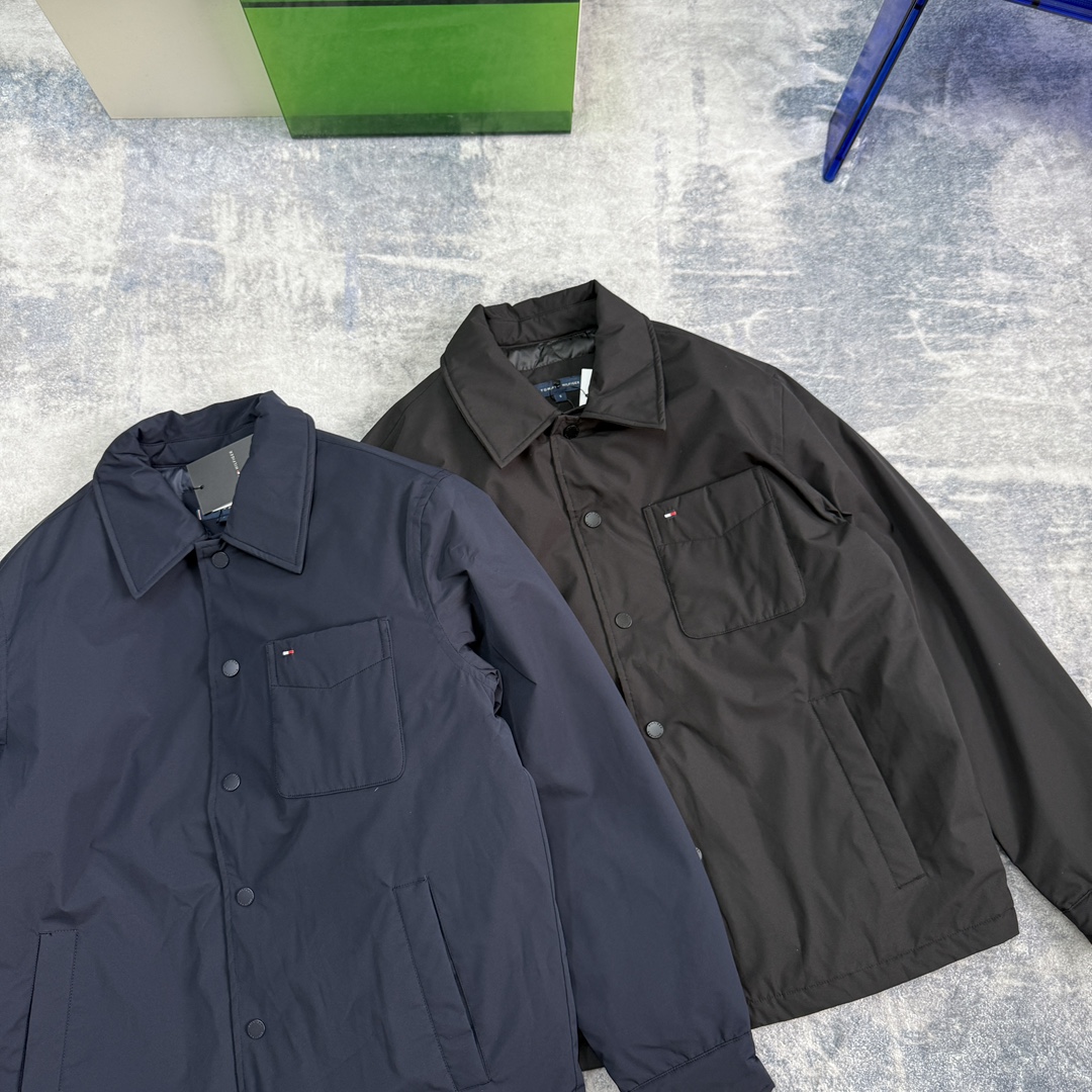 供P395 【撼冬90鹅绒】Tommy25秋冬男防水耐磨衬衫领无绗缝羽绒服外套
初冬刚刚好!太赞了!衬衫式翻领轻薄羽绒服!
胸口一字袋➕小刺绣设计!
纽扣式门襟,更添冬日休闲慵懒感!
防水耐磨耐刮面料,日常穿搭轻松无拘无束!90鹅绒填充,轻量化保暖!初冬上身有型,拒绝臃肿!
颜色:黑色 藏青色
尺码:S到XXL
S肩宽49胸围114衣长65袖长70
建议100-120斤
M肩宽50胸围118衣长66袖长71
建议120-140斤
L肩宽51胸围124衣长67袖长72
建议140-160斤
XL肩宽52胸围130衣长68袖长73
建议160-180斤
XXL肩宽53胸围136衣长69袖长74
建议180-200斤