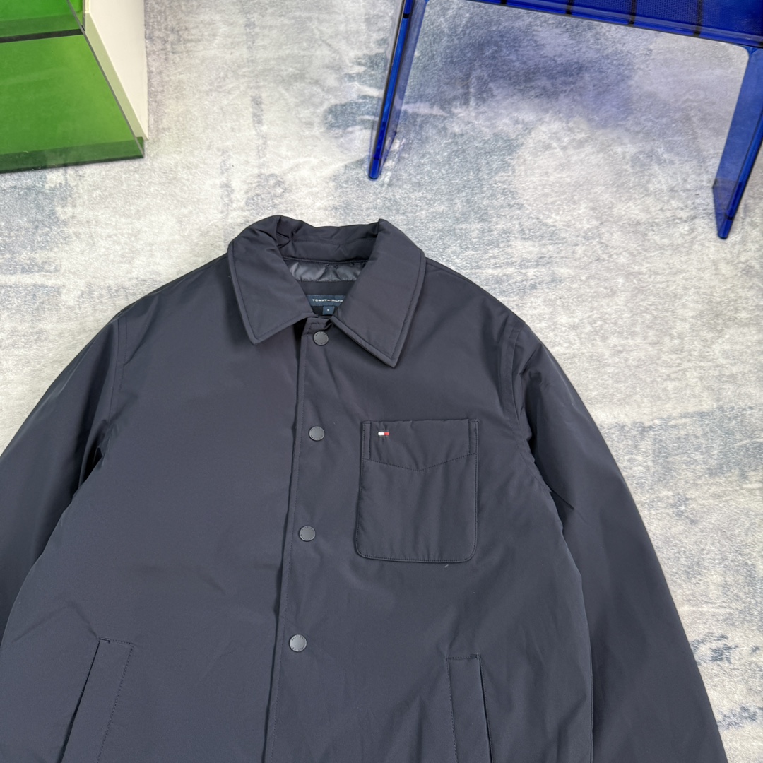 供P395 【撼冬90鹅绒】Tommy25秋冬男防水耐磨衬衫领无绗缝羽绒服外套
初冬刚刚好!太赞了!衬衫式翻领轻薄羽绒服!
胸口一字袋➕小刺绣设计!
纽扣式门襟,更添冬日休闲慵懒感!
防水耐磨耐刮面料,日常穿搭轻松无拘无束!90鹅绒填充,轻量化保暖!初冬上身有型,拒绝臃肿!
颜色:黑色 藏青色
尺码:S到XXL
S肩宽49胸围114衣长65袖长70
建议100-120斤
M肩宽50胸围118衣长66袖长71
建议120-140斤
L肩宽51胸围124衣长67袖长72
建议140-160斤
XL肩宽52胸围130衣长68袖长73
建议160-180斤
XXL肩宽53胸围136衣长69袖长74
建议180-200斤