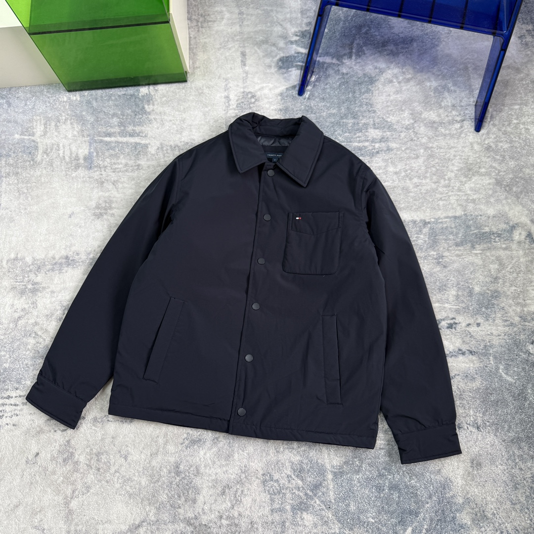 供P395 【撼冬90鹅绒】Tommy25秋冬男防水耐磨衬衫领无绗缝羽绒服外套
初冬刚刚好!太赞了!衬衫式翻领轻薄羽绒服!
胸口一字袋➕小刺绣设计!
纽扣式门襟,更添冬日休闲慵懒感!
防水耐磨耐刮面料,日常穿搭轻松无拘无束!90鹅绒填充,轻量化保暖!初冬上身有型,拒绝臃肿!
颜色:黑色 藏青色
尺码:S到XXL
S肩宽49胸围114衣长65袖长70
建议100-120斤
M肩宽50胸围118衣长66袖长71
建议120-140斤
L肩宽51胸围124衣长67袖长72
建议140-160斤
XL肩宽52胸围130衣长68袖长73
建议160-180斤
XXL肩宽53胸围136衣长69袖长74
建议180-200斤