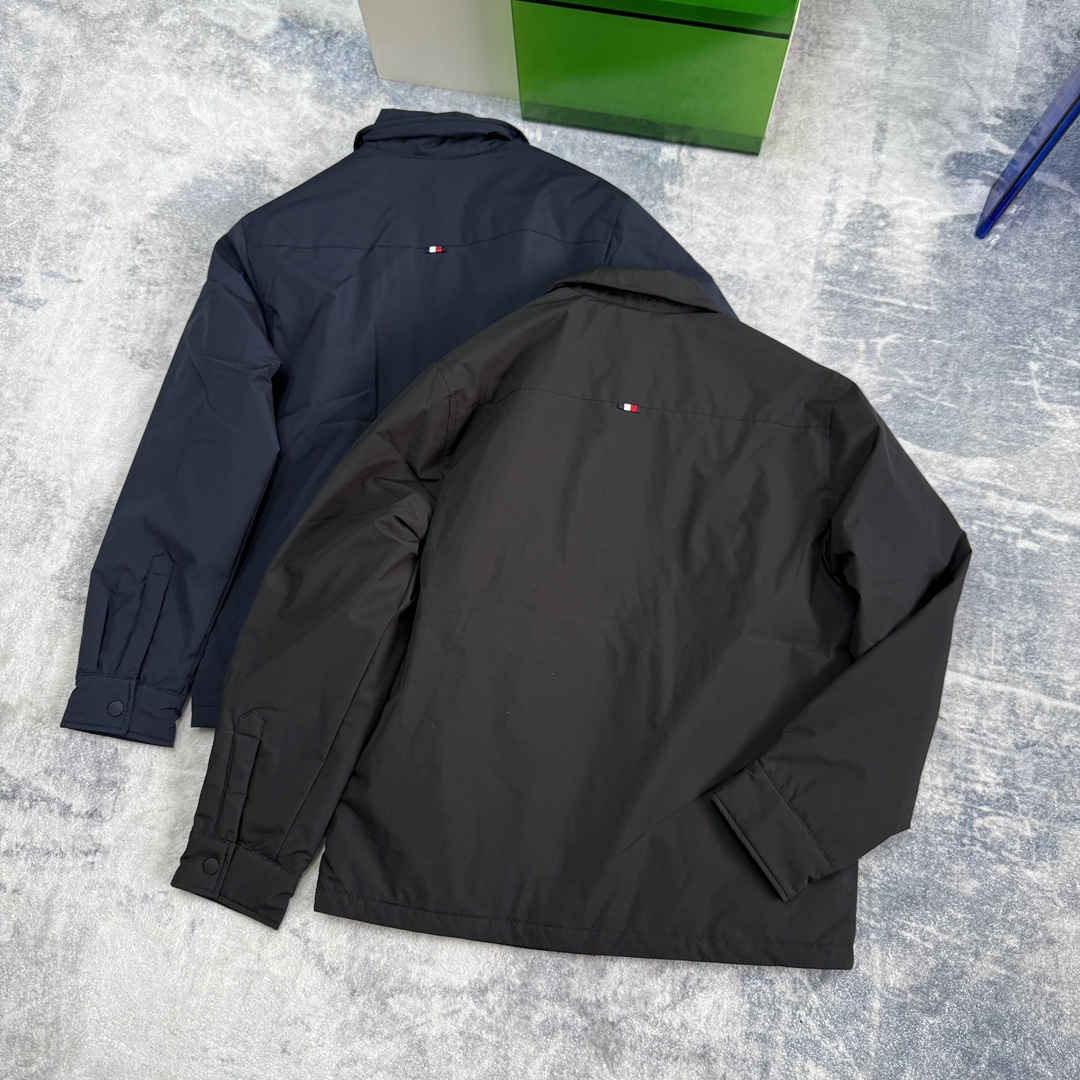 供P395 【撼冬90鹅绒】Tommy25秋冬男防水耐磨衬衫领无绗缝羽绒服外套
初冬刚刚好!太赞了!衬衫式翻领轻薄羽绒服!
胸口一字袋➕小刺绣设计!
纽扣式门襟,更添冬日休闲慵懒感!
防水耐磨耐刮面料,日常穿搭轻松无拘无束!90鹅绒填充,轻量化保暖!初冬上身有型,拒绝臃肿!
颜色:黑色 藏青色
尺码:S到XXL
S肩宽49胸围114衣长65袖长70
建议100-120斤
M肩宽50胸围118衣长66袖长71
建议120-140斤
L肩宽51胸围124衣长67袖长72
建议140-160斤
XL肩宽52胸围130衣长68袖长73
建议160-180斤
XXL肩宽53胸围136衣长69袖长74
建议180-200斤