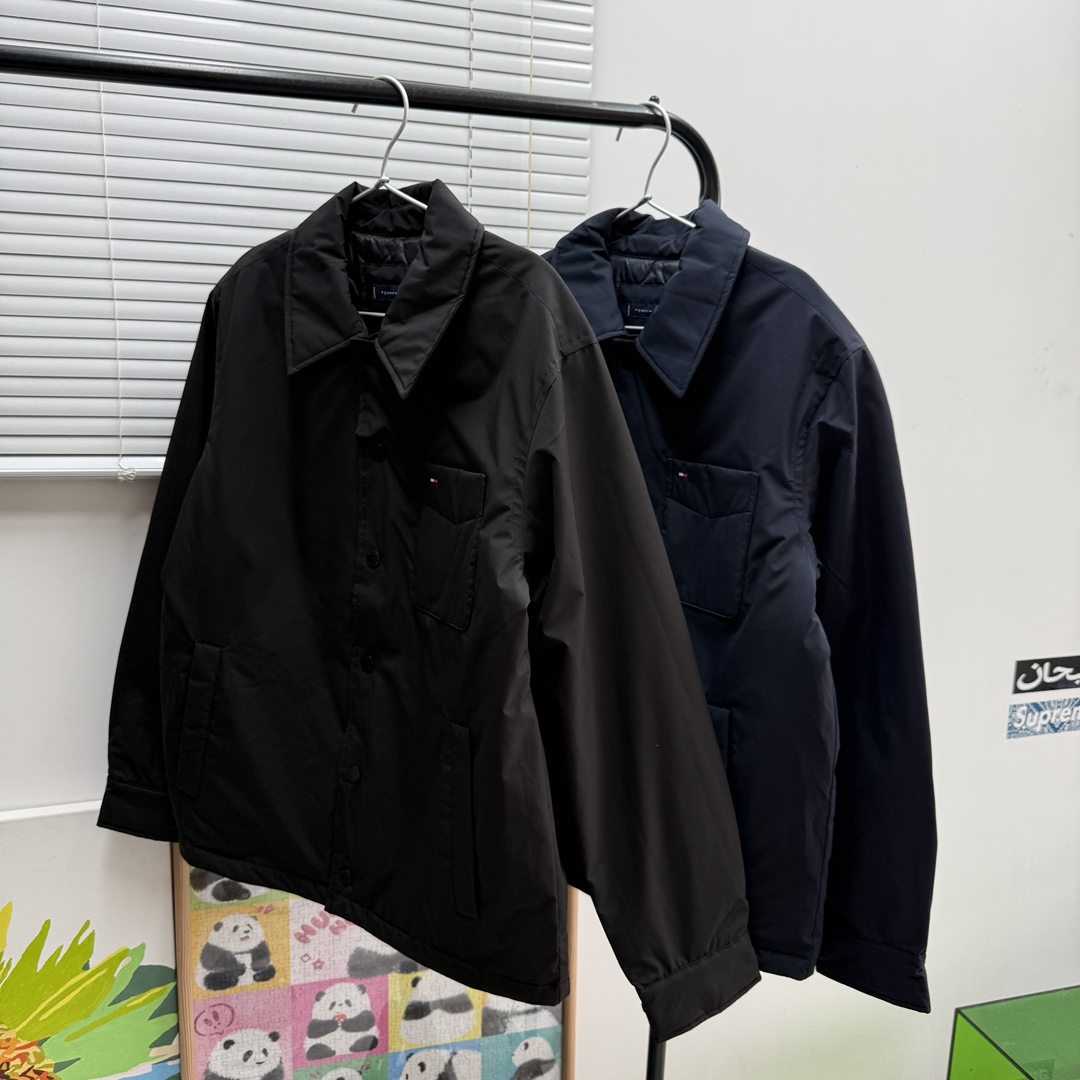 供P395 【撼冬90鹅绒】Tommy25秋冬男防水耐磨衬衫领无绗缝羽绒服外套
初冬刚刚好!太赞了!衬衫式翻领轻薄羽绒服!
胸口一字袋➕小刺绣设计!
纽扣式门襟,更添冬日休闲慵懒感!
防水耐磨耐刮面料,日常穿搭轻松无拘无束!90鹅绒填充,轻量化保暖!初冬上身有型,拒绝臃肿!
颜色:黑色 藏青色
尺码:S到XXL
S肩宽49胸围114衣长65袖长70
建议100-120斤
M肩宽50胸围118衣长66袖长71
建议120-140斤
L肩宽51胸围124衣长67袖长72
建议140-160斤
XL肩宽52胸围130衣长68袖长73
建议160-180斤
XXL肩宽53胸围136衣长69袖长74
建议180-200斤