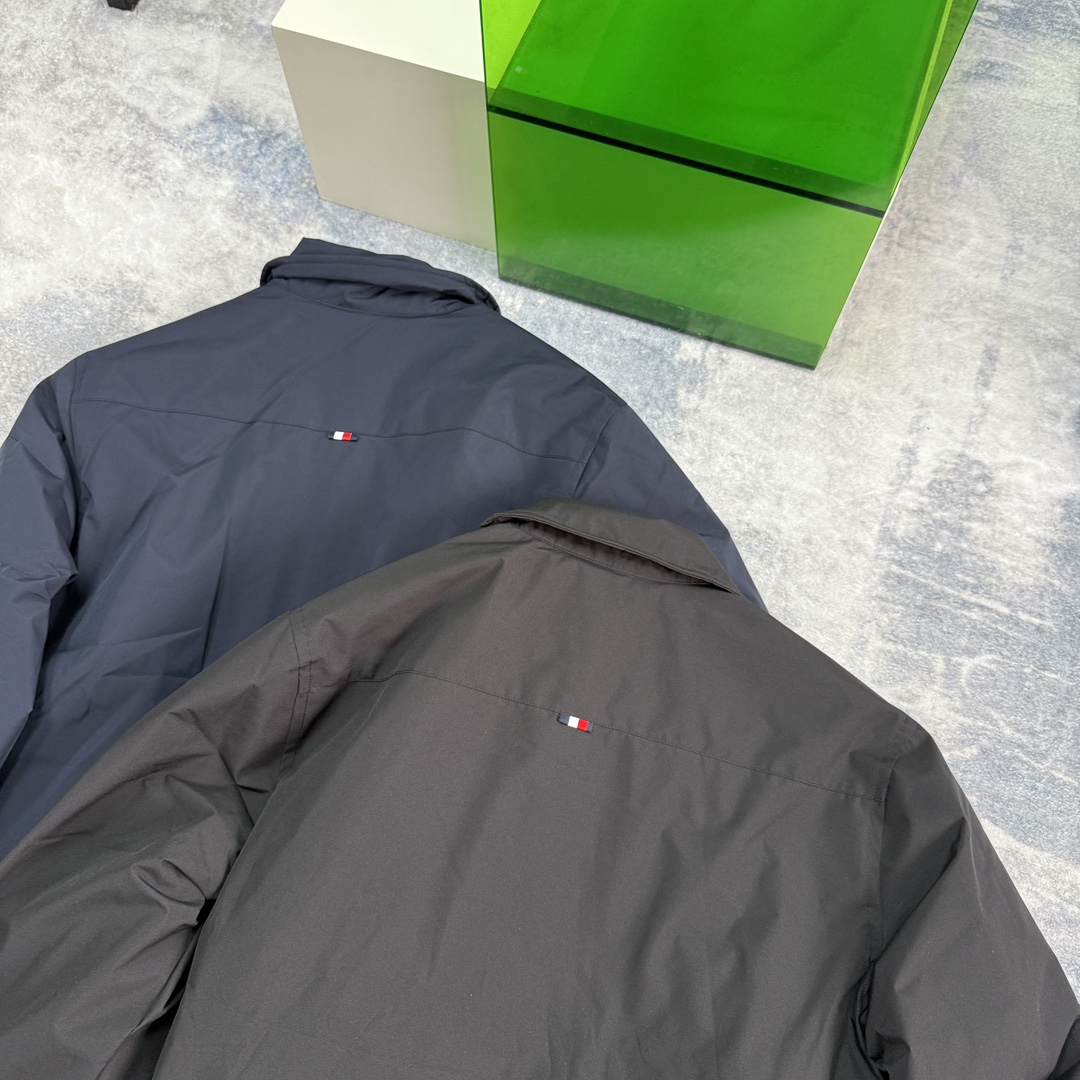 供P395 【撼冬90鹅绒】Tommy25秋冬男防水耐磨衬衫领无绗缝羽绒服外套
初冬刚刚好!太赞了!衬衫式翻领轻薄羽绒服!
胸口一字袋➕小刺绣设计!
纽扣式门襟,更添冬日休闲慵懒感!
防水耐磨耐刮面料,日常穿搭轻松无拘无束!90鹅绒填充,轻量化保暖!初冬上身有型,拒绝臃肿!
颜色:黑色 藏青色
尺码:S到XXL
S肩宽49胸围114衣长65袖长70
建议100-120斤
M肩宽50胸围118衣长66袖长71
建议120-140斤
L肩宽51胸围124衣长67袖长72
建议140-160斤
XL肩宽52胸围130衣长68袖长73
建议160-180斤
XXL肩宽53胸围136衣长69袖长74
建议180-200斤