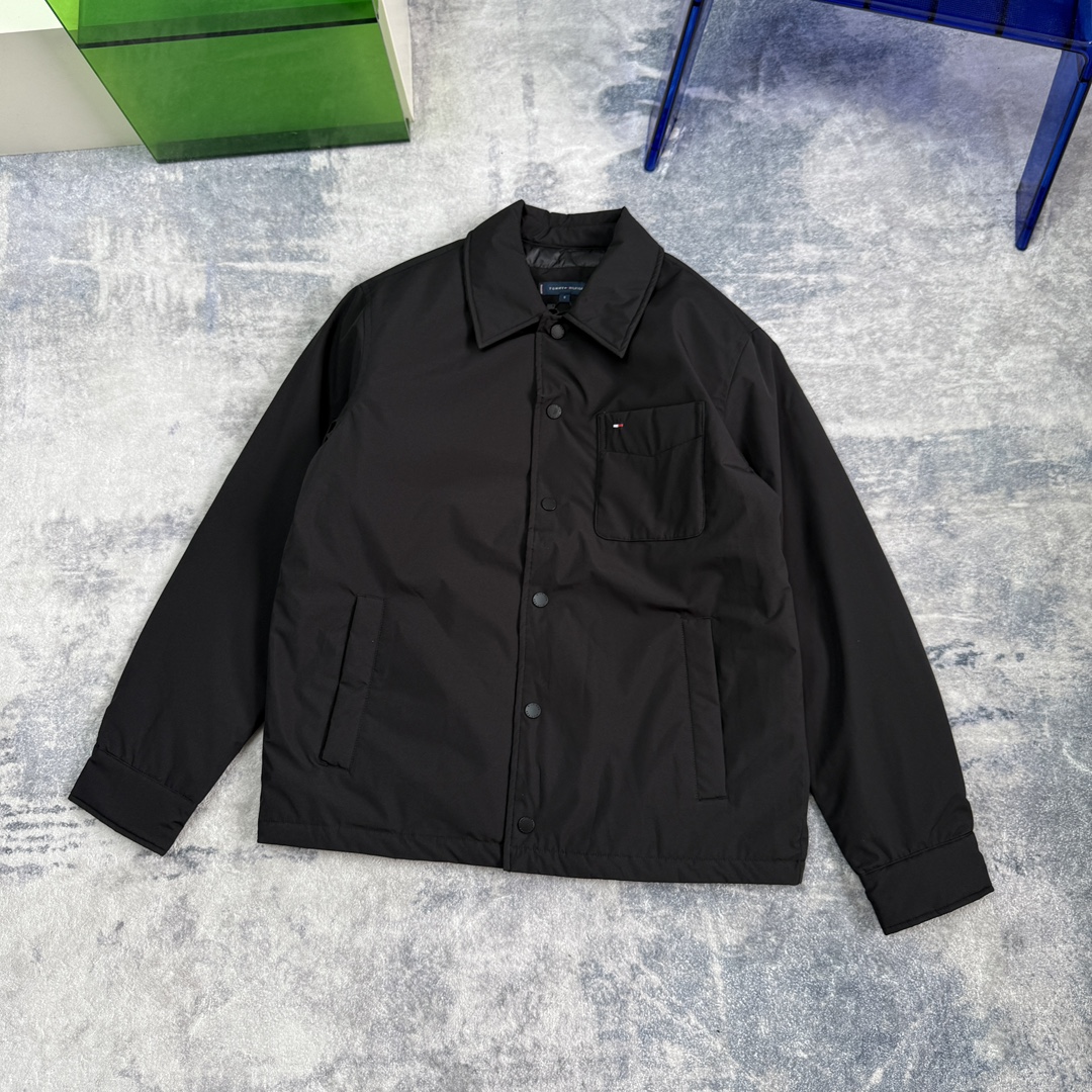供P395 【撼冬90鹅绒】Tommy25秋冬男防水耐磨衬衫领无绗缝羽绒服外套
初冬刚刚好!太赞了!衬衫式翻领轻薄羽绒服!
胸口一字袋➕小刺绣设计!
纽扣式门襟,更添冬日休闲慵懒感!
防水耐磨耐刮面料,日常穿搭轻松无拘无束!90鹅绒填充,轻量化保暖!初冬上身有型,拒绝臃肿!
颜色:黑色 藏青色
尺码:S到XXL
S肩宽49胸围114衣长65袖长70
建议100-120斤
M肩宽50胸围118衣长66袖长71
建议120-140斤
L肩宽51胸围124衣长67袖长72
建议140-160斤
XL肩宽52胸围130衣长68袖长73
建议160-180斤
XXL肩宽53胸围136衣长69袖长74
建议180-200斤