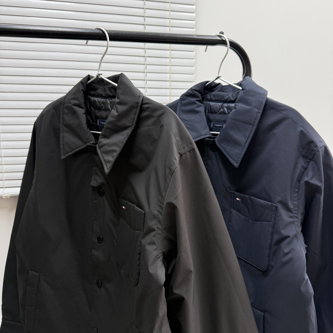 供P395 【撼冬90鹅绒】Tommy25秋冬男防水耐磨衬衫领无绗缝羽绒服外套
初冬刚刚好!太赞了!衬衫式翻领轻薄羽绒服!
胸口一字袋➕小刺绣设计!
纽扣式门襟,更添冬日休闲慵懒感!
防水耐磨耐刮面料,日常穿搭轻松无拘无束!90鹅绒填充,轻量化保暖!初冬上身有型,拒绝臃肿!
颜色:黑色 藏青色
尺码:S到XXL
S肩宽49胸围114衣长65袖长70
建议100-120斤
M肩宽50胸围118衣长66袖长71
建议120-140斤
L肩宽51胸围124衣长67袖长72
建议140-160斤
XL肩宽52胸围130衣长68袖长73
建议160-180斤
XXL肩宽53胸围136衣长69袖长74
建议180-200斤