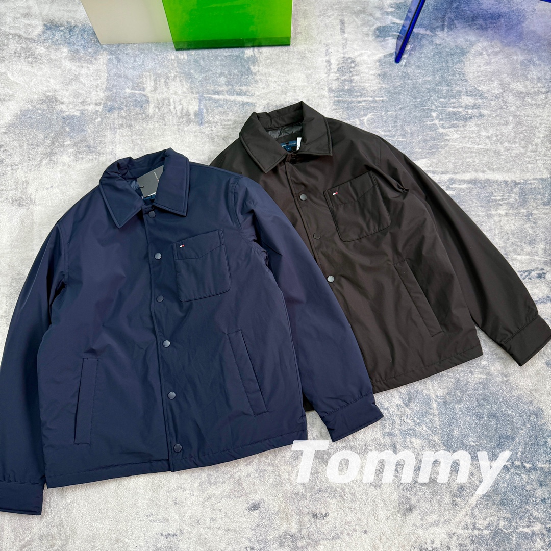 模特图
供P395 【撼冬90鹅绒】Tommy25秋冬男防水耐磨衬衫领无绗缝羽绒服外套
初冬刚刚好!太赞了!衬衫式翻领轻薄羽绒服!
胸口一字袋➕小刺绣设计!
纽扣式门襟,更添冬日休闲慵懒感!
防水耐磨耐刮面料,日常穿搭轻松无拘无束!90鹅绒填充,轻量化保暖!初冬上身有型,拒绝臃肿!
颜色:黑色 藏青色
尺码:S到XXL
S肩宽49胸围114衣长65袖长70
建议100-120斤
M肩宽50胸围118衣长66袖长71
建议120-140斤
L肩宽51胸围124衣长67袖长72
建议140-160斤
XL肩宽52胸围130衣长68袖长73
建议160-180斤
XXL肩宽53胸围136衣长69袖长74
建议180-200斤