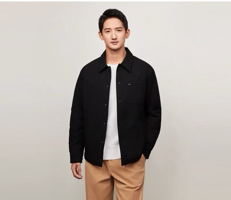 模特图
供P395 【撼冬90鹅绒】Tommy25秋冬男防水耐磨衬衫领无绗缝羽绒服外套
初冬刚刚好!太赞了!衬衫式翻领轻薄羽绒服!
胸口一字袋➕小刺绣设计!
纽扣式门襟,更添冬日休闲慵懒感!
防水耐磨耐刮面料,日常穿搭轻松无拘无束!90鹅绒填充,轻量化保暖!初冬上身有型,拒绝臃肿!
颜色:黑色 藏青色
尺码:S到XXL
S肩宽49胸围114衣长65袖长70
建议100-120斤
M肩宽50胸围118衣长66袖长71
建议120-140斤
L肩宽51胸围124衣长67袖长72
建议140-160斤
XL肩宽52胸围130衣长68袖长73
建议160-180斤
XXL肩宽53胸围136衣长69袖长74
建议180-200斤